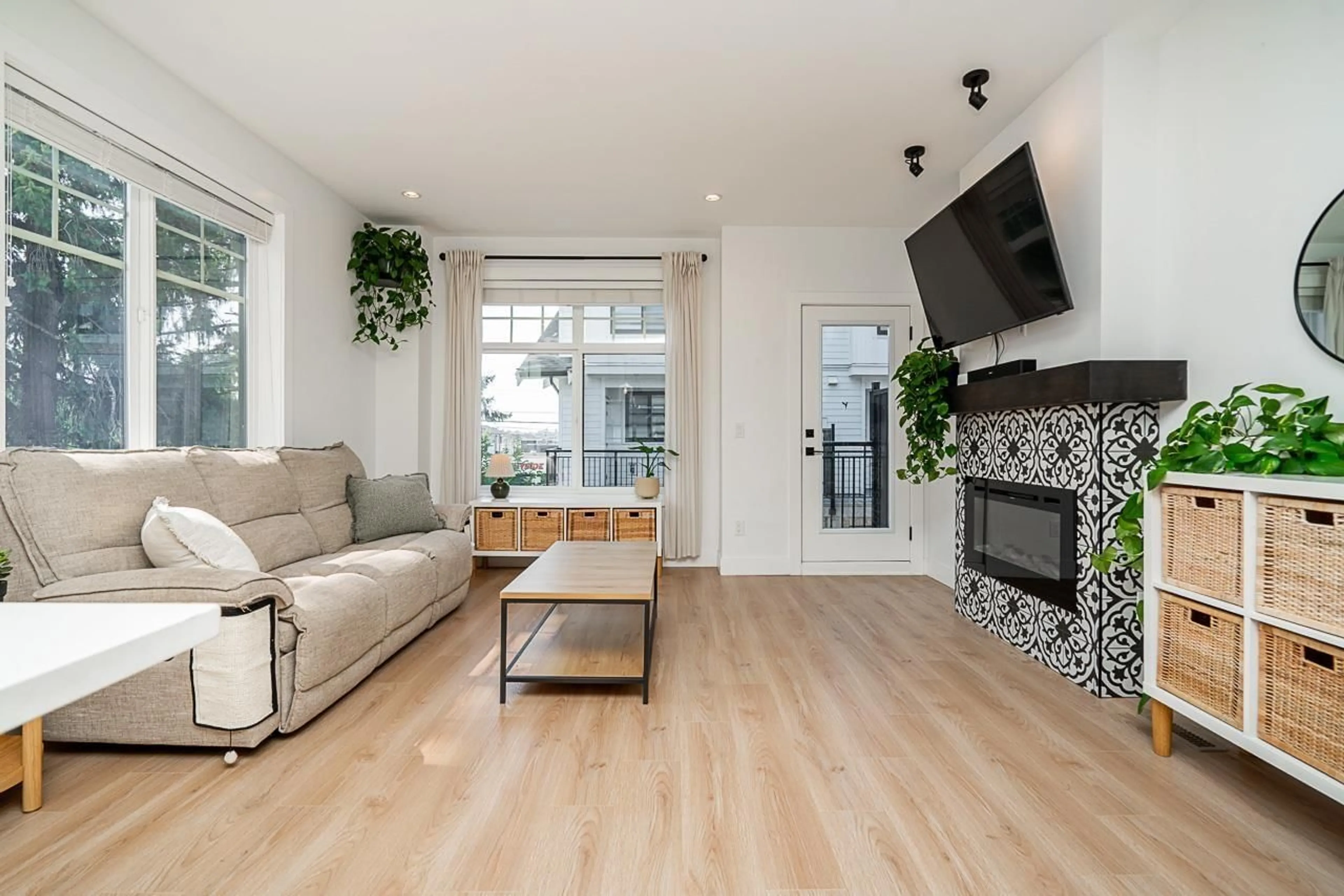 Living room with furniture, wood/laminate floor for 44 - 16467 23A, Surrey British Columbia V3Z1E9