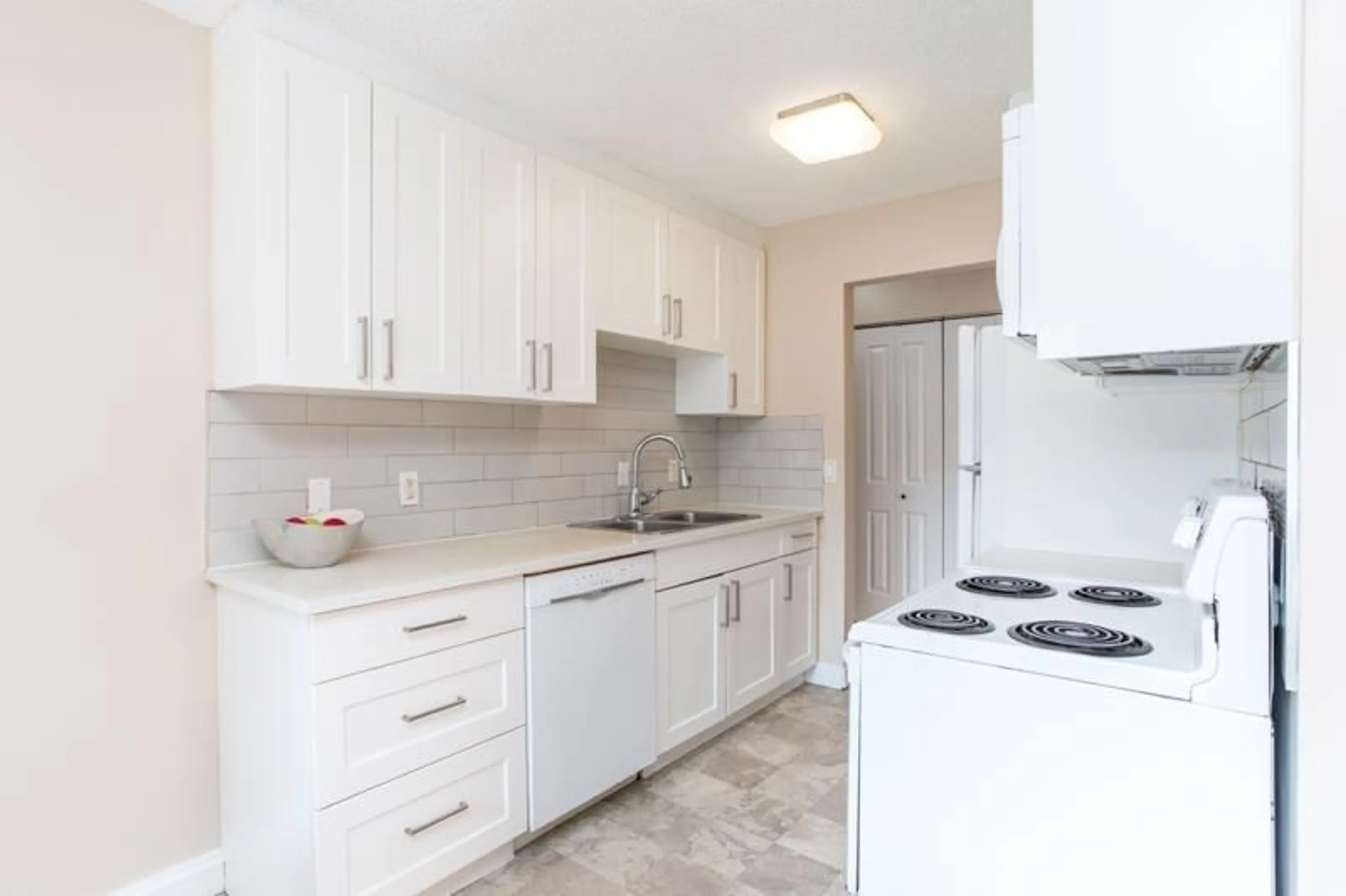 Standard kitchen, ceramic/tile floor for B209 - 1909 SALTON, Abbotsford British Columbia V2S5B6