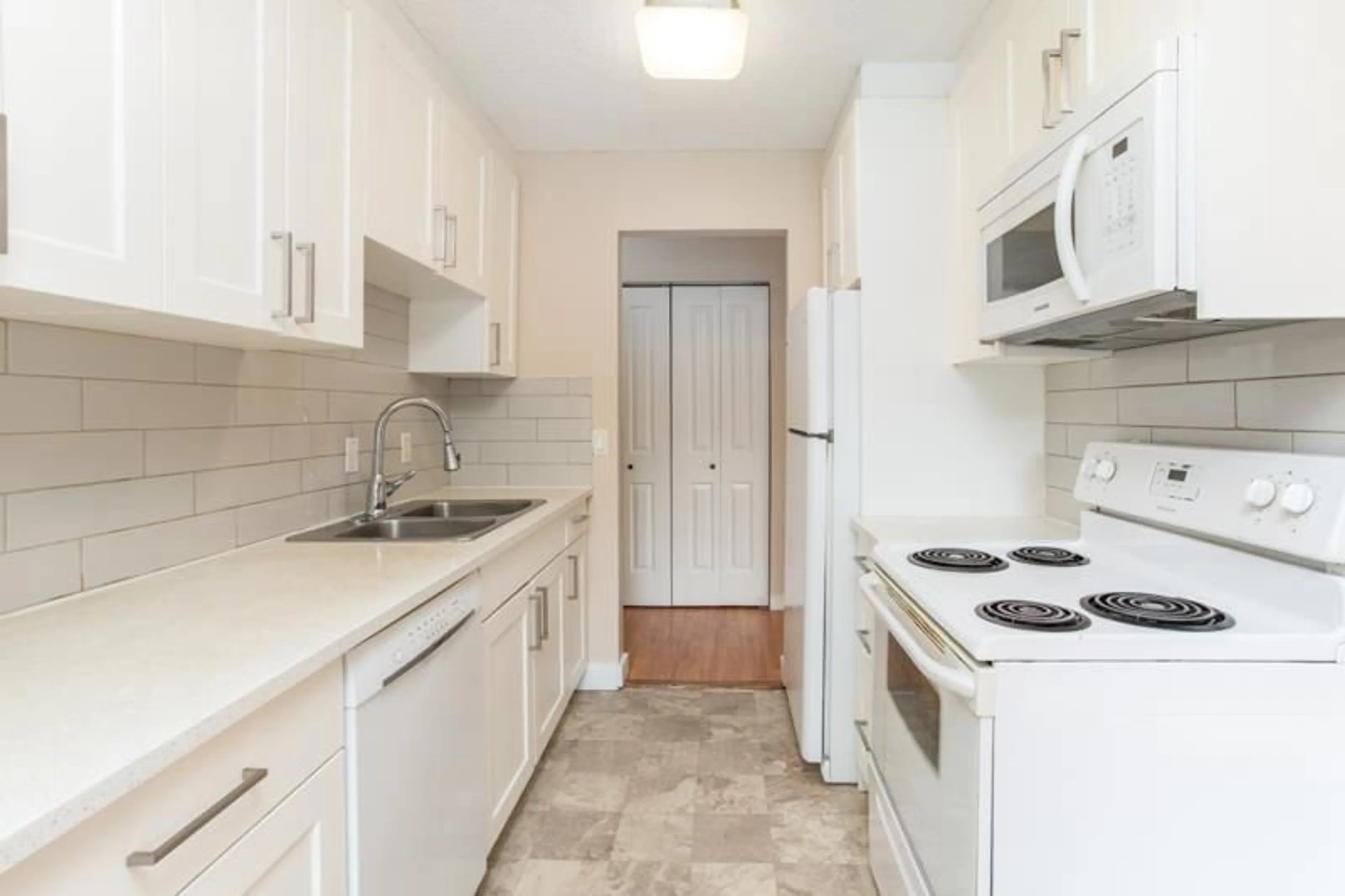 Standard kitchen, unknown for B209 - 1909 SALTON, Abbotsford British Columbia V2S5B6