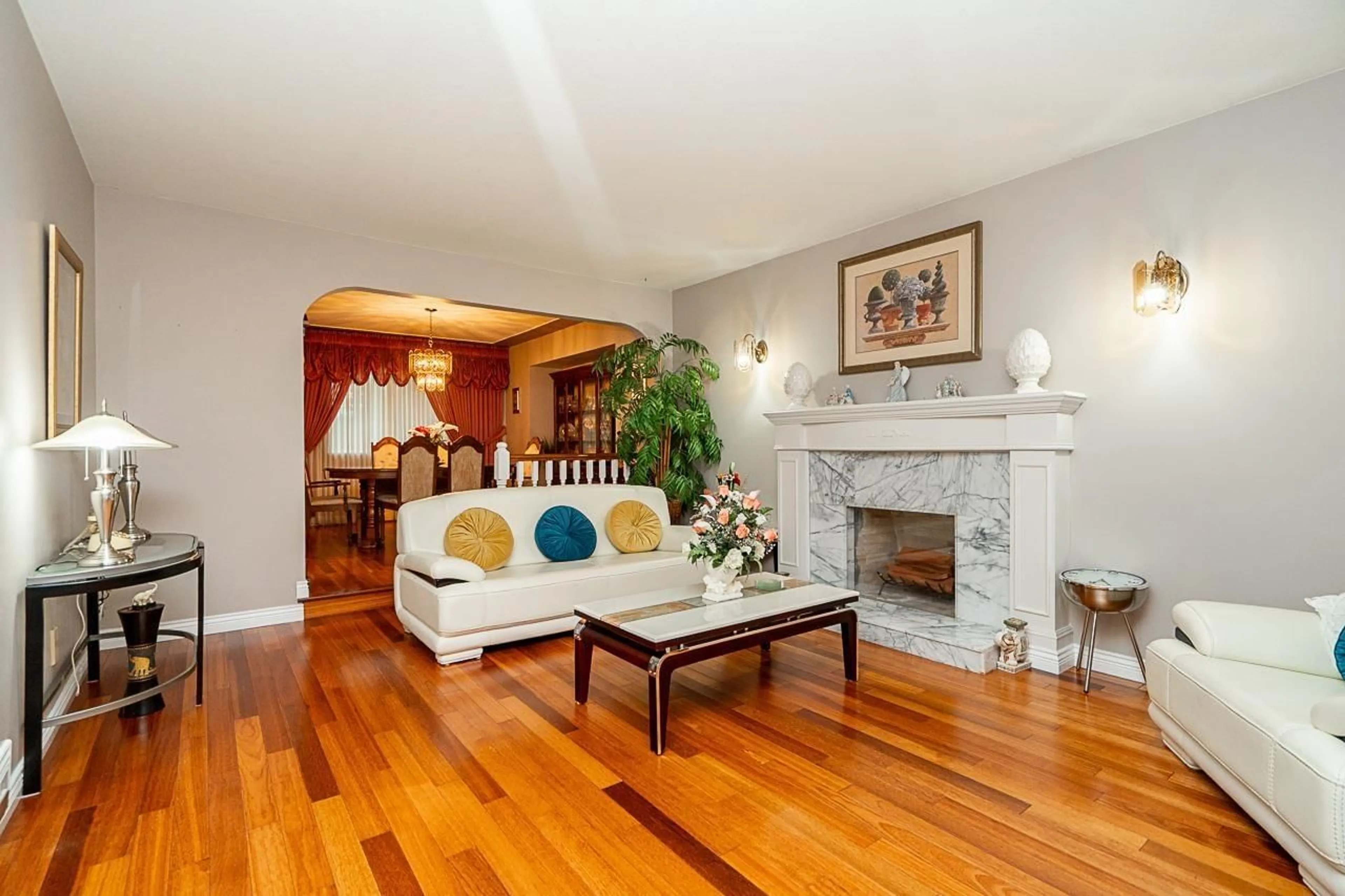 Living room with furniture, wood/laminate floor for 13459 59B, Surrey British Columbia V3X1L1