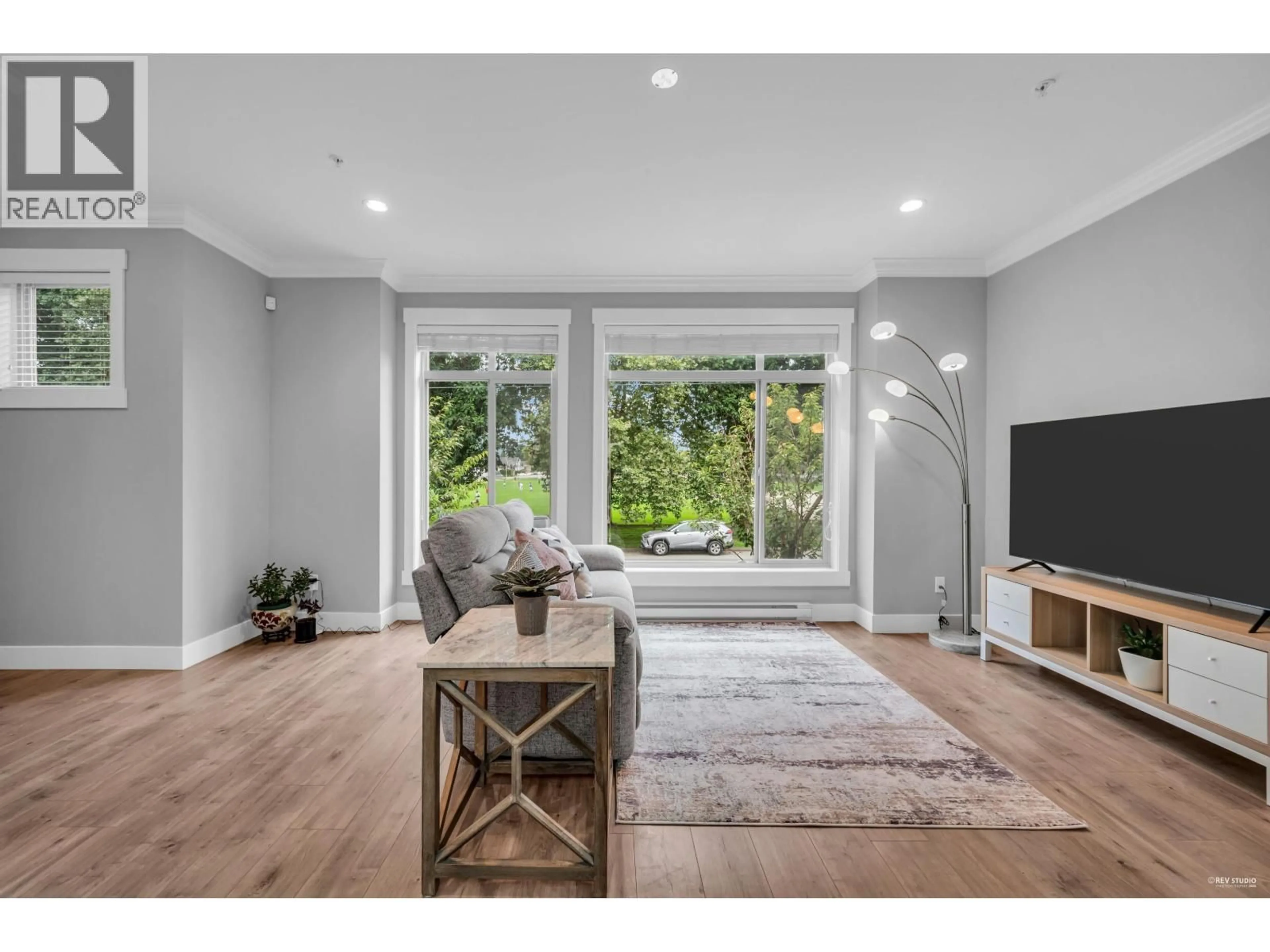 Living room with furniture, wood/laminate floor for 4 - 3126 WELLINGTON STREET, Port Coquitlam British Columbia V3B3X4