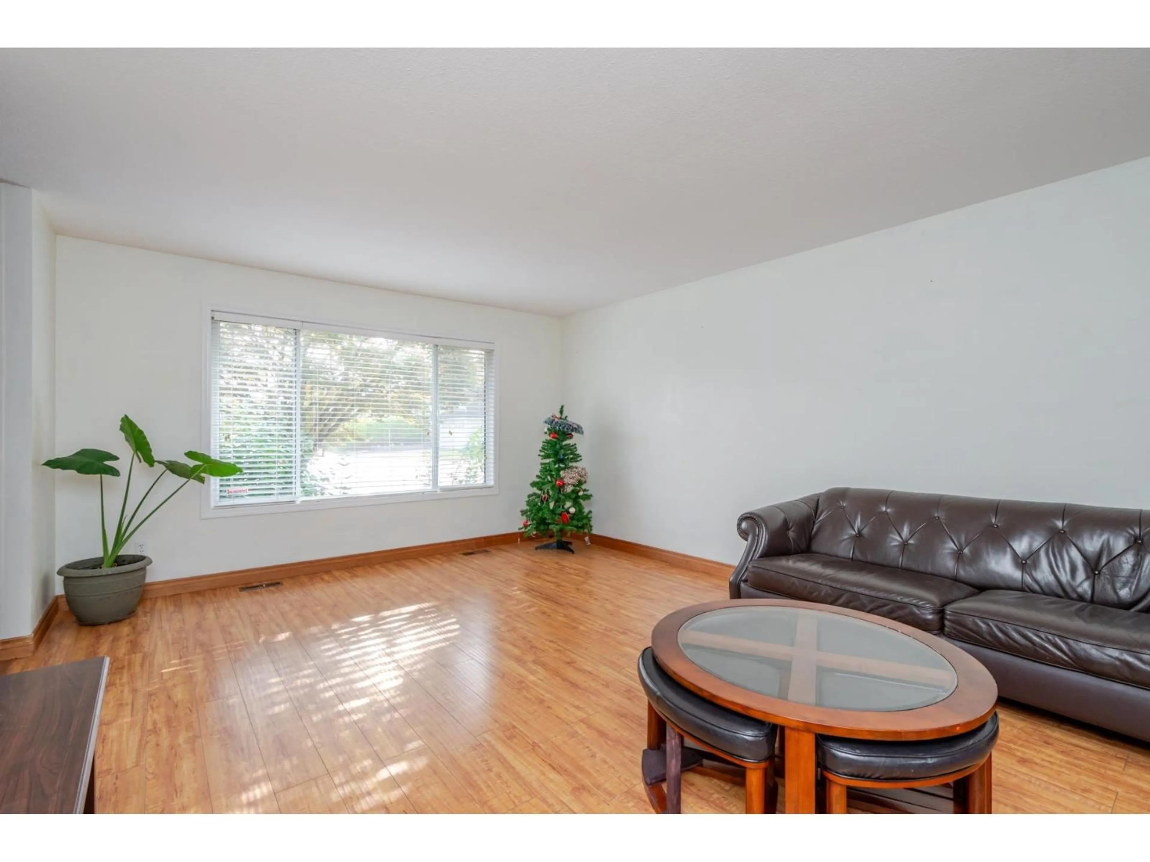 Living room with furniture, wood/laminate floor for 6051 GLENROY DRIVE, Chilliwack British Columbia V2R2H8