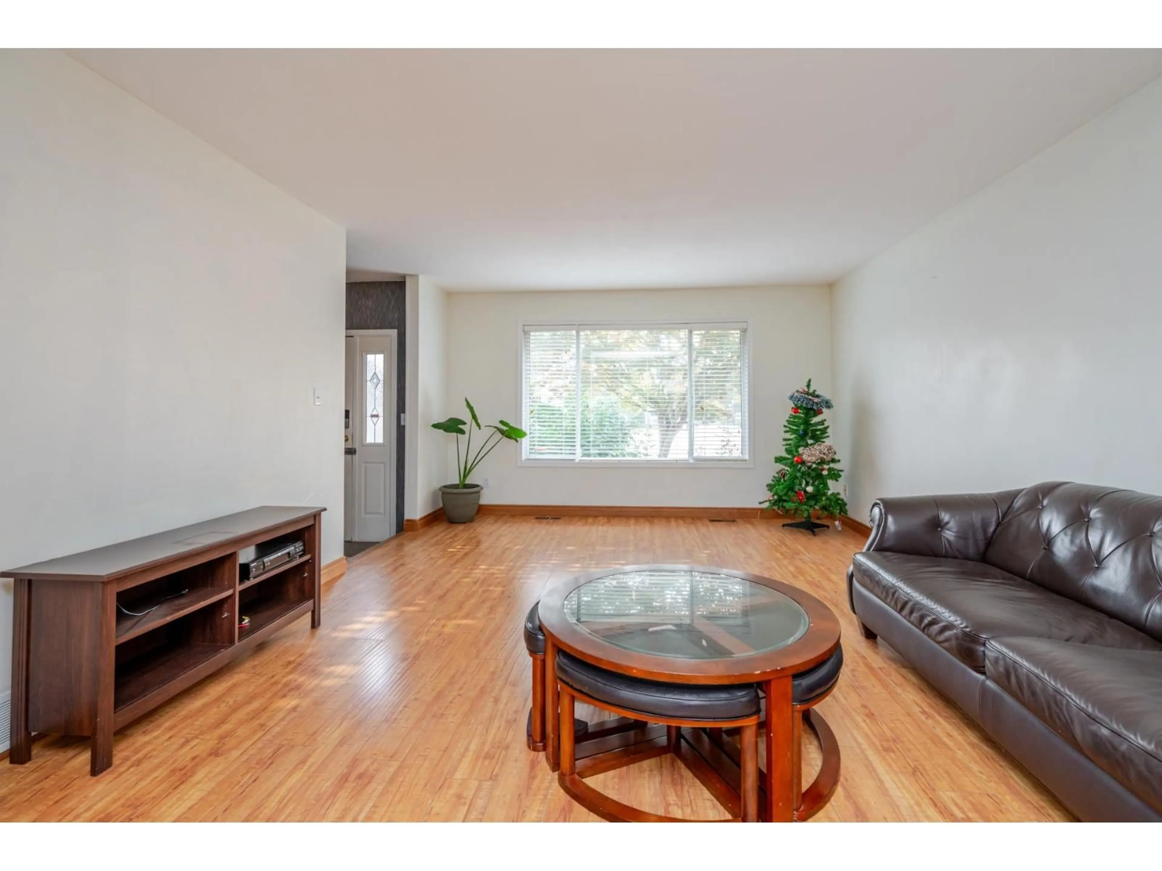 Living room with furniture, wood/laminate floor for 6051 GLENROY DRIVE, Chilliwack British Columbia V2R2H8
