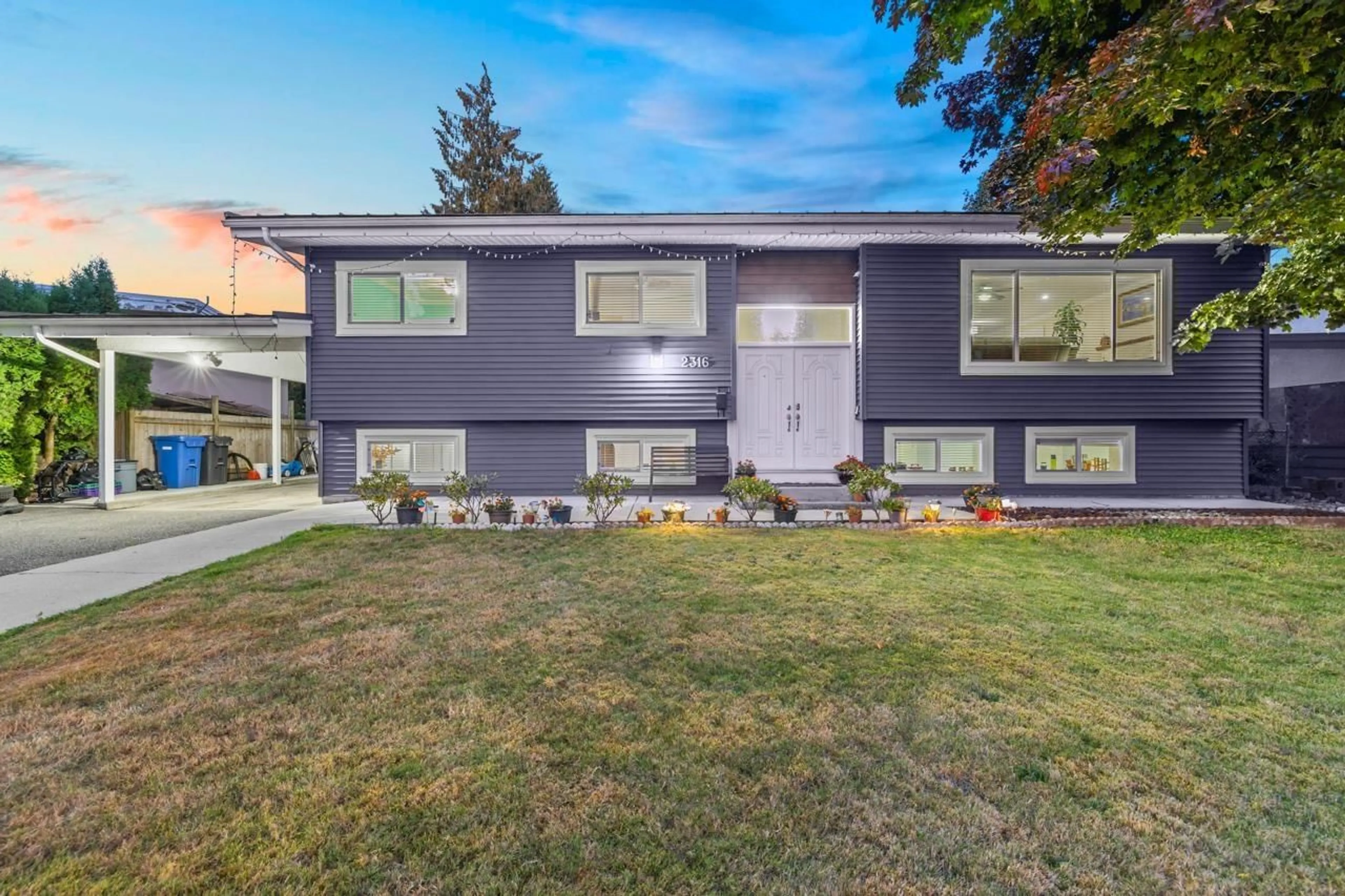 Home with vinyl exterior material, street for 2316 BEAVER, Abbotsford British Columbia V2T3E1