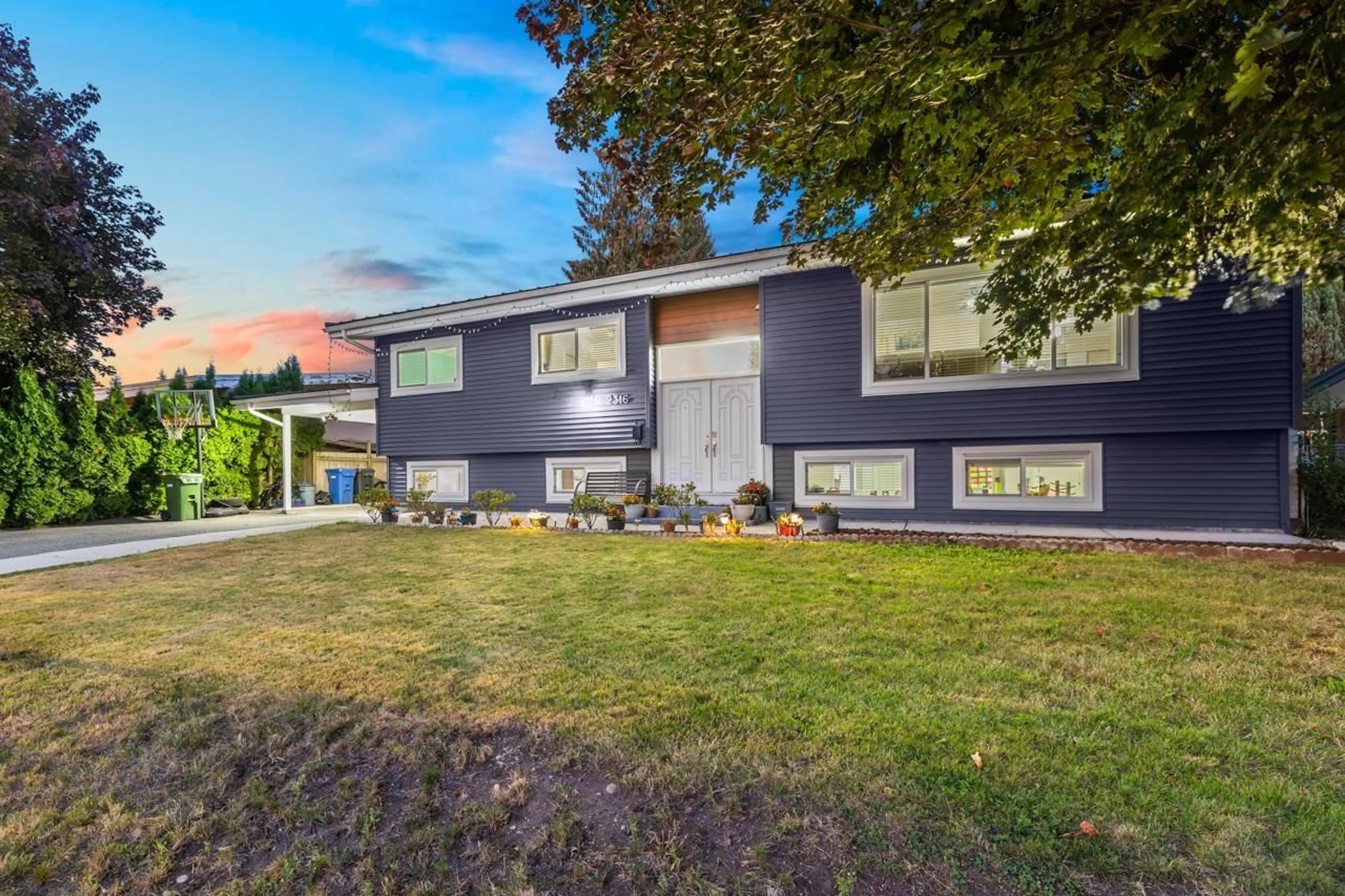 Home with vinyl exterior material, street for 2316 BEAVER, Abbotsford British Columbia V2T3E1