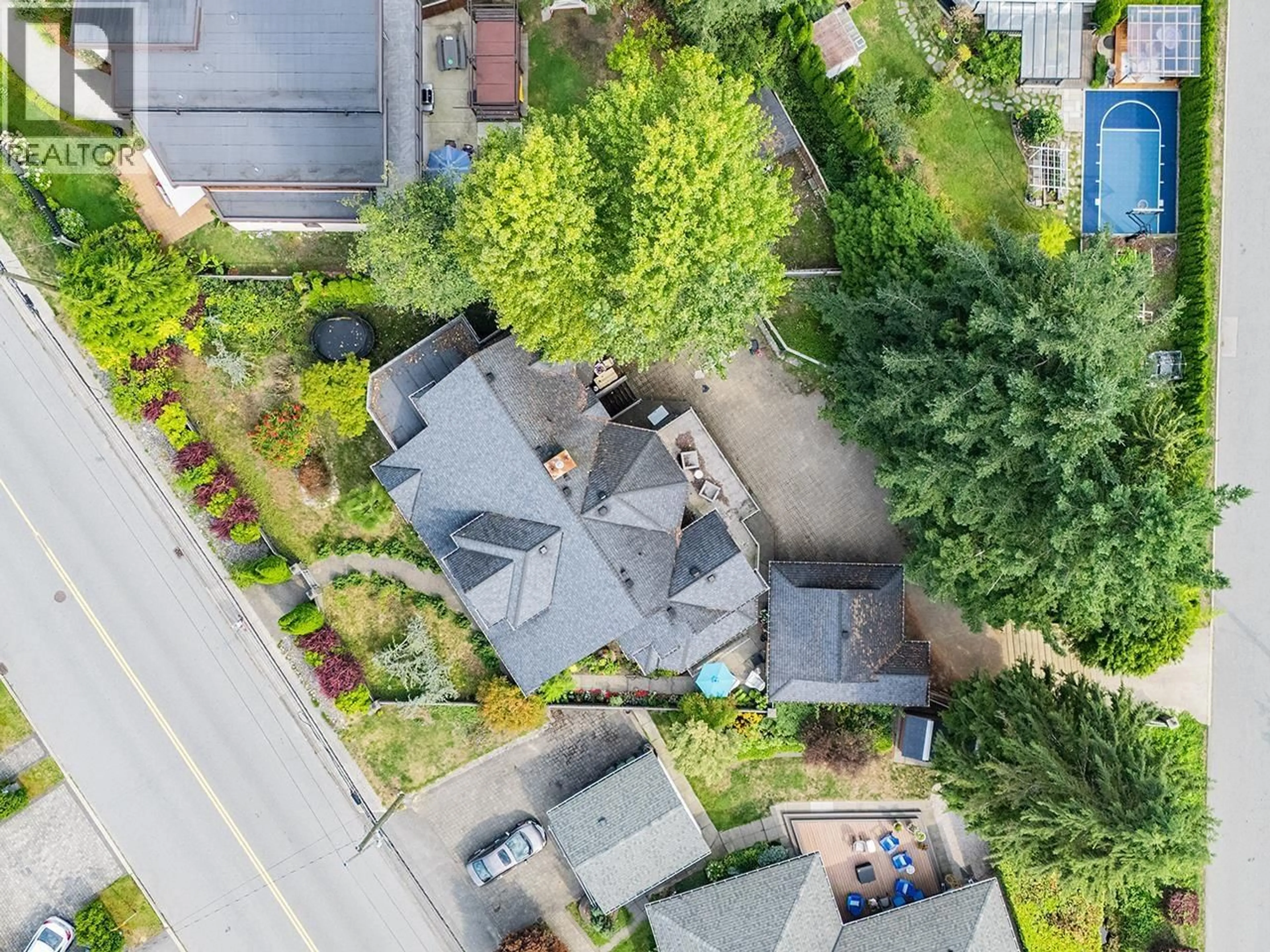 A pic from outside/outdoor area/front of a property/back of a property/a pic from drone, street for 3582 EDGEMONT BOULEVARD, North Vancouver British Columbia V7R2P7