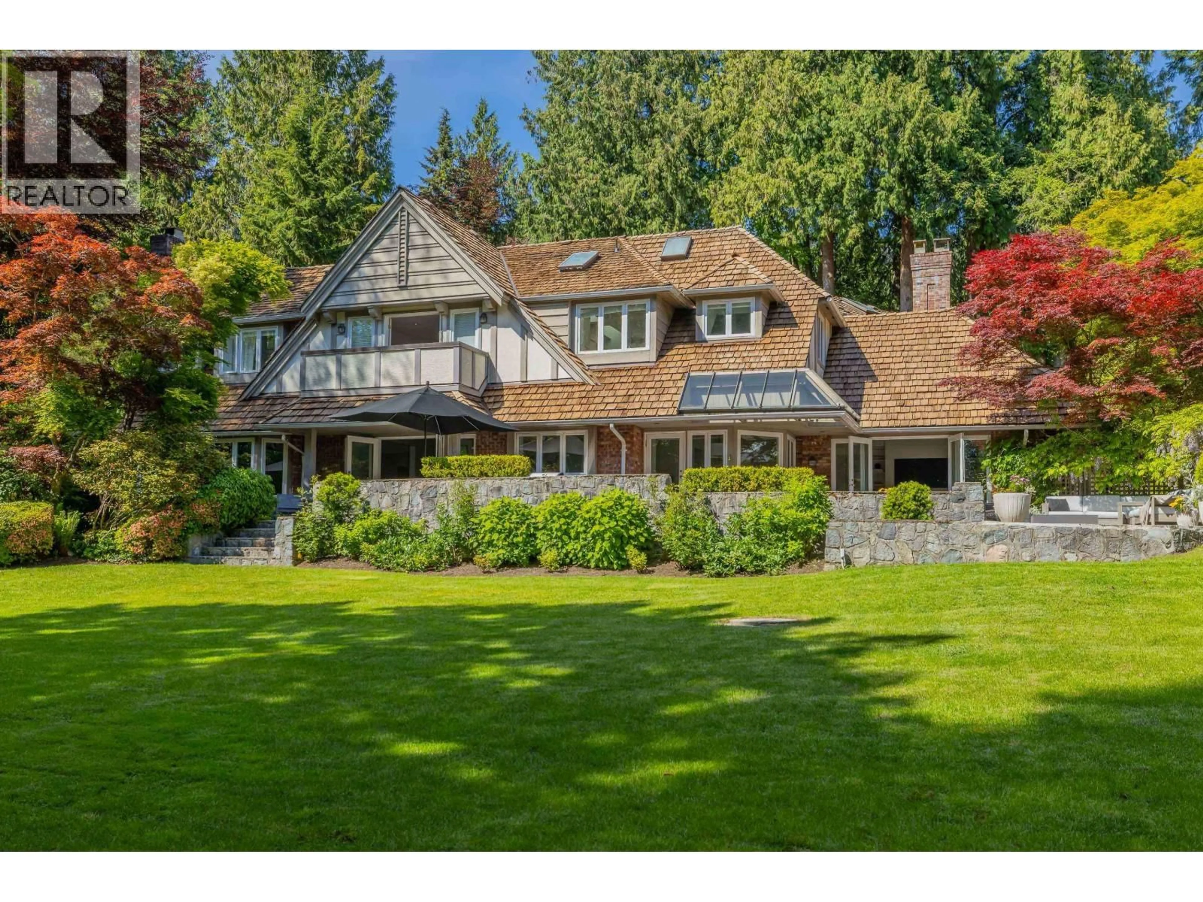 A pic from outside/outdoor area/front of a property/back of a property/a pic from drone, street for 2992 ROSEBERY AVENUE, West Vancouver British Columbia V7V3A7