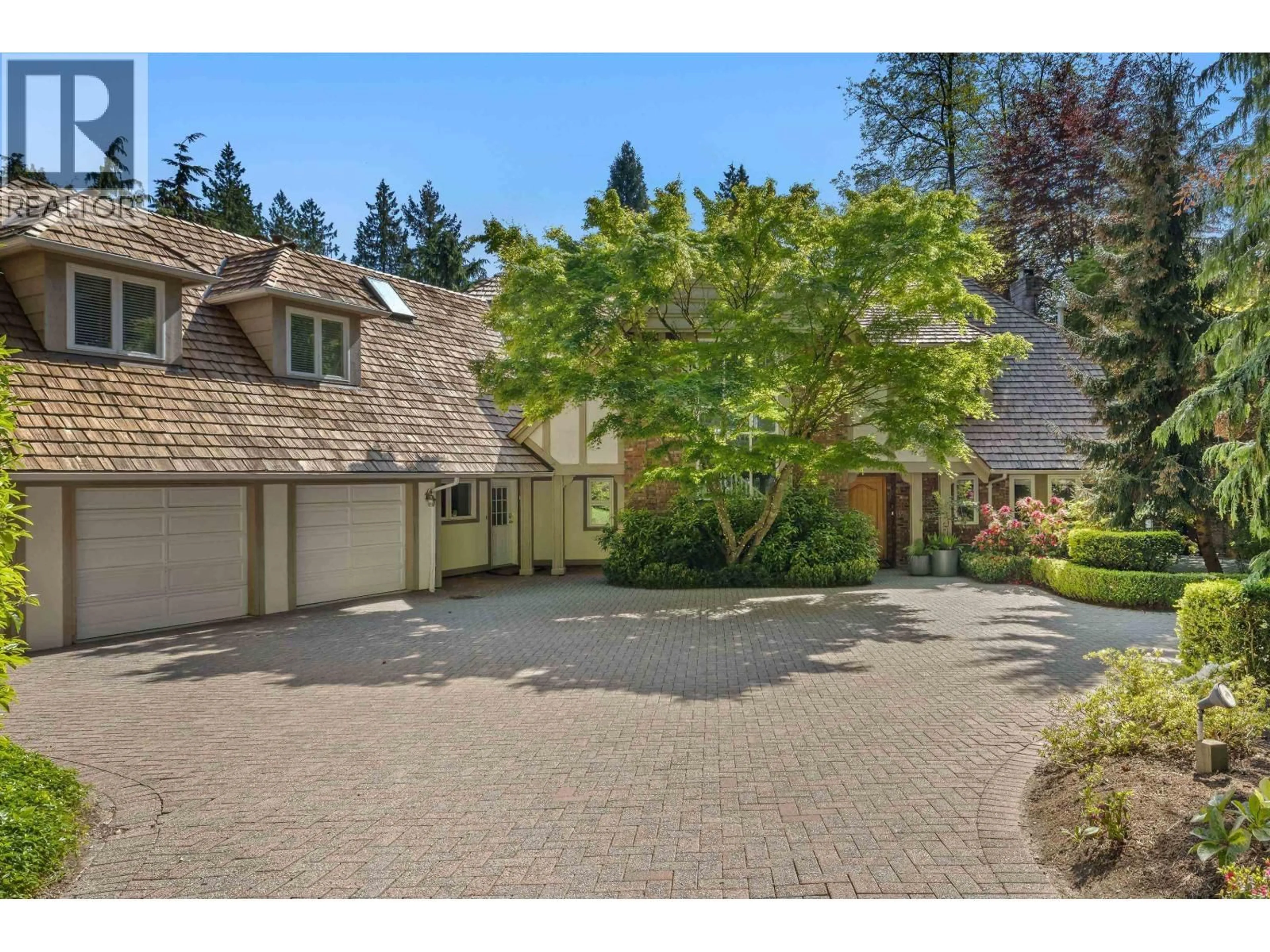 A pic from outside/outdoor area/front of a property/back of a property/a pic from drone, street for 2992 ROSEBERY AVENUE, West Vancouver British Columbia V7V3A7
