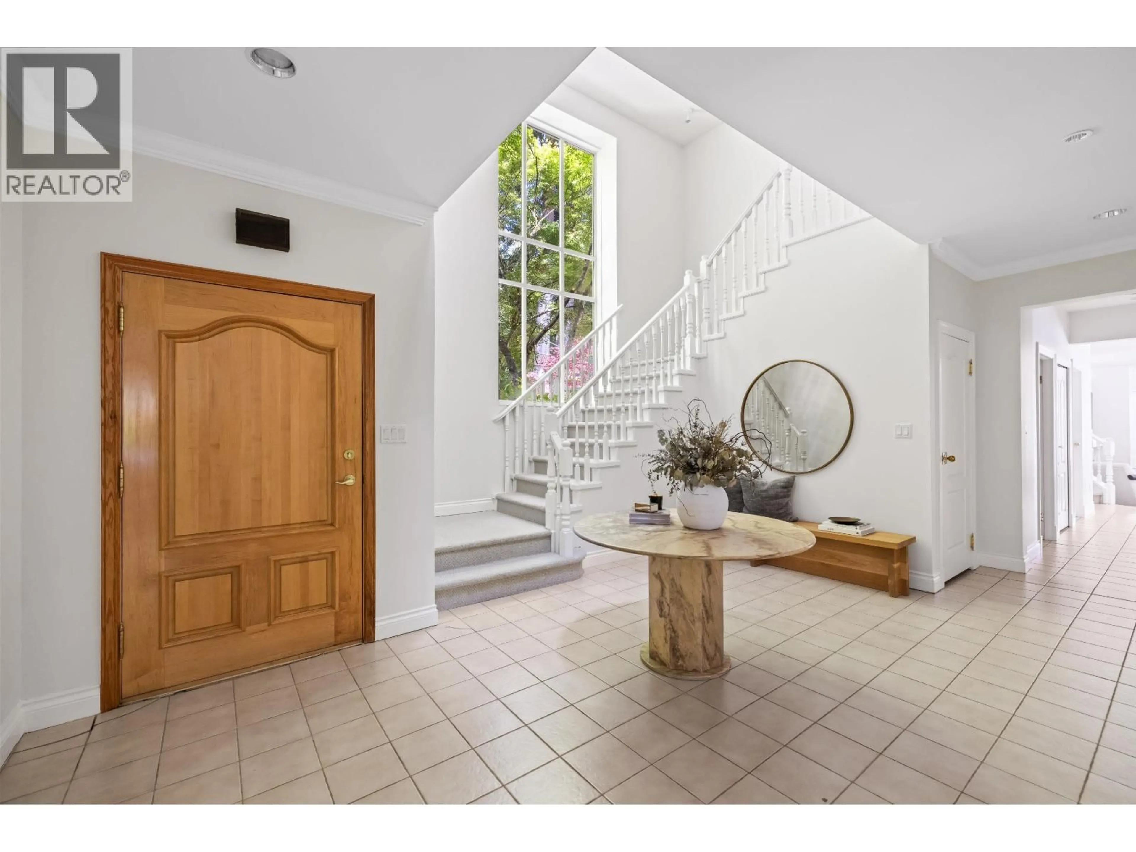 Indoor foyer for 2992 ROSEBERY AVENUE, West Vancouver British Columbia V7V3A7
