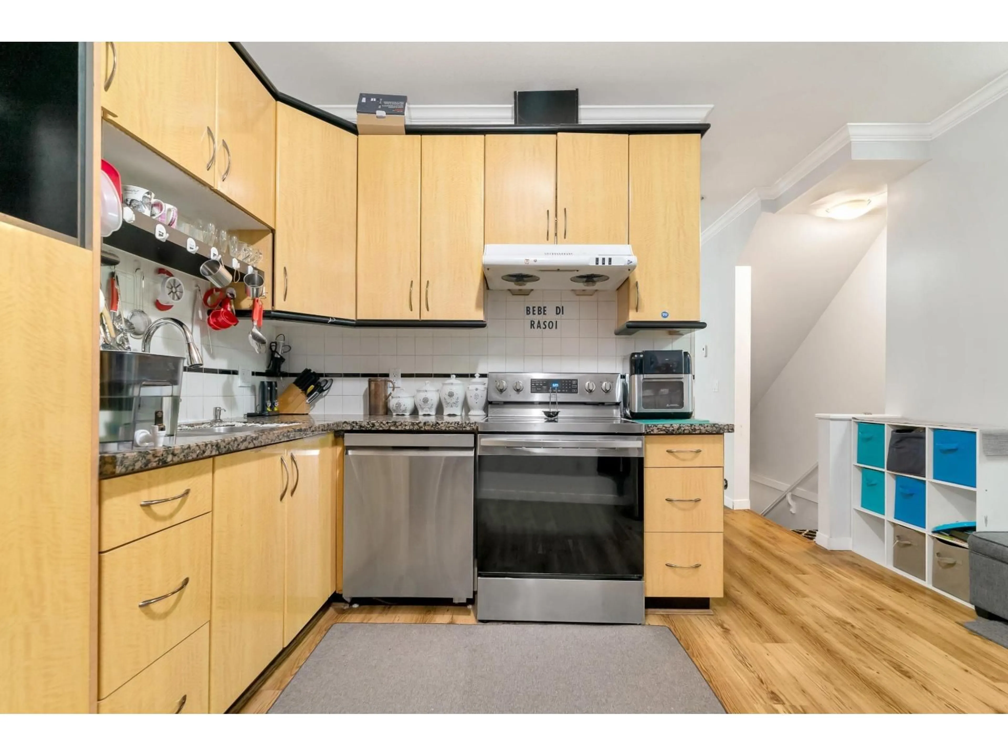 Standard kitchen, unknown for 44 - 12585 72, Surrey British Columbia V3W1R9