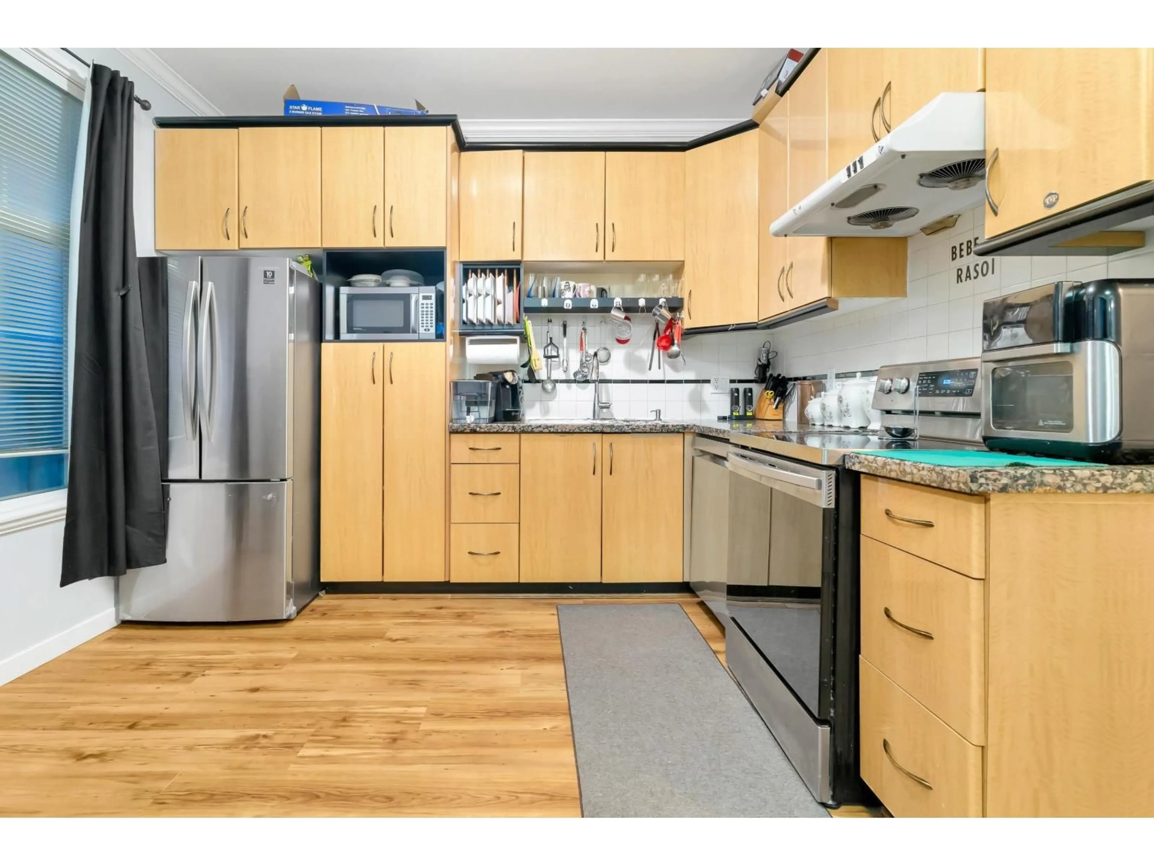 Standard kitchen, wood/laminate floor for 44 - 12585 72, Surrey British Columbia V3W1R9
