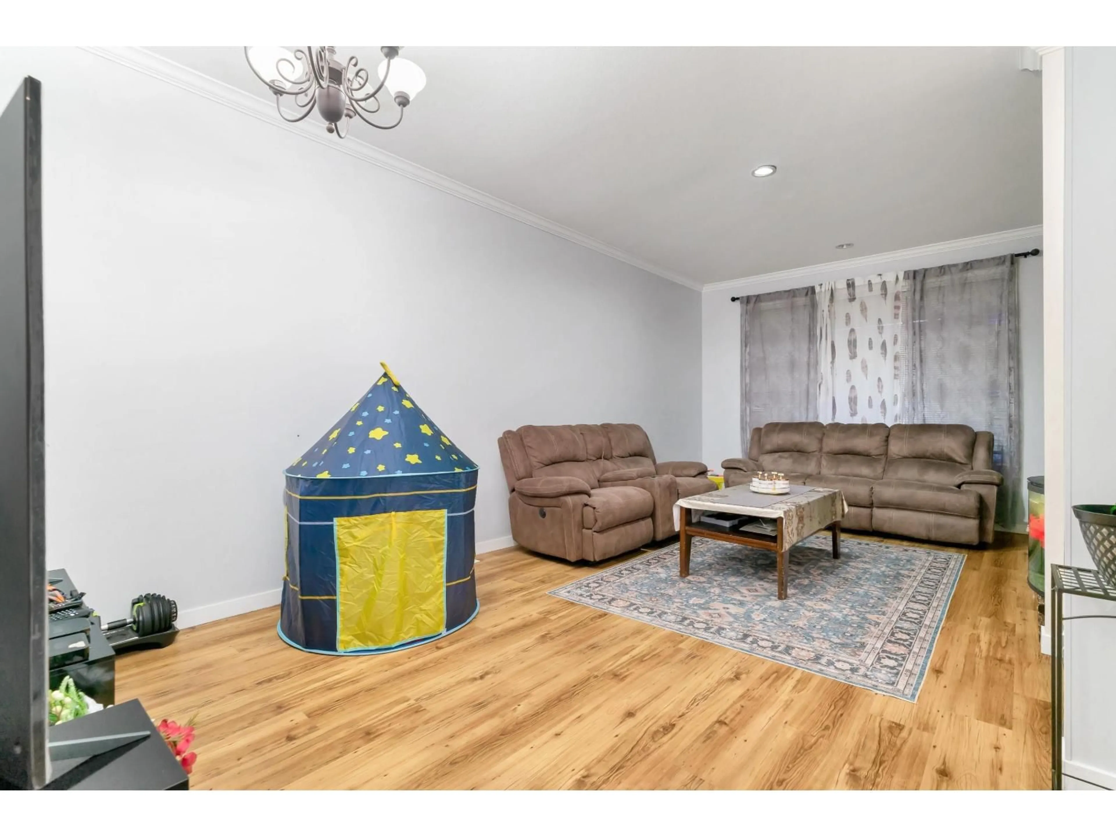 Living room with furniture, wood/laminate floor for 44 - 12585 72, Surrey British Columbia V3W1R9