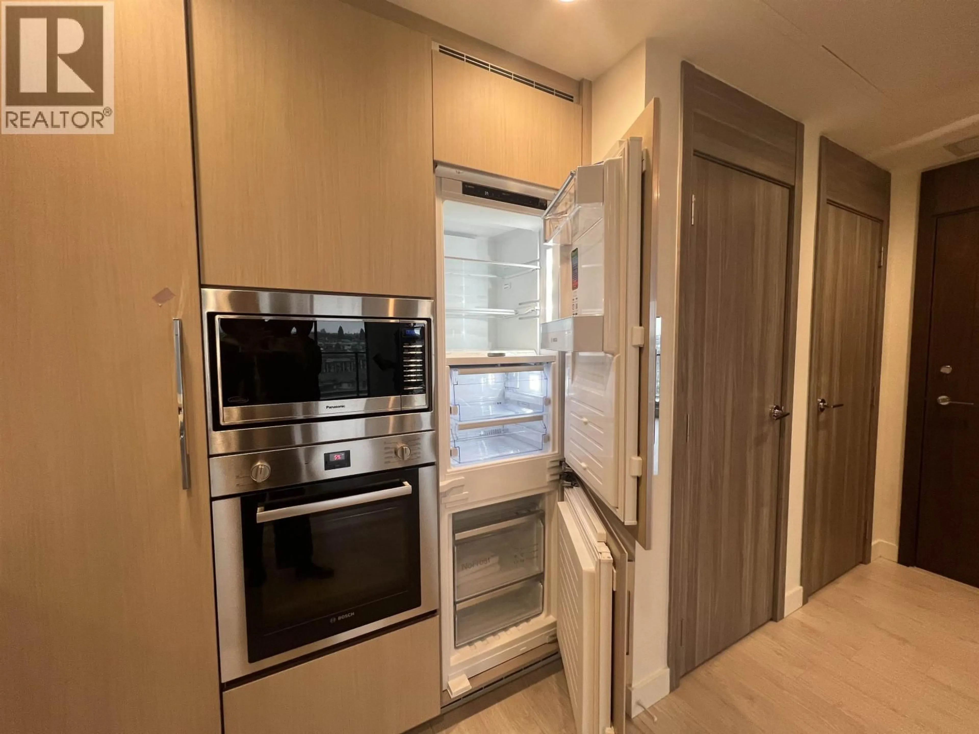 Standard kitchen, unknown for 1105 - 4890 LOUGHEED HIGHWAY, Burnaby British Columbia V5C0N2