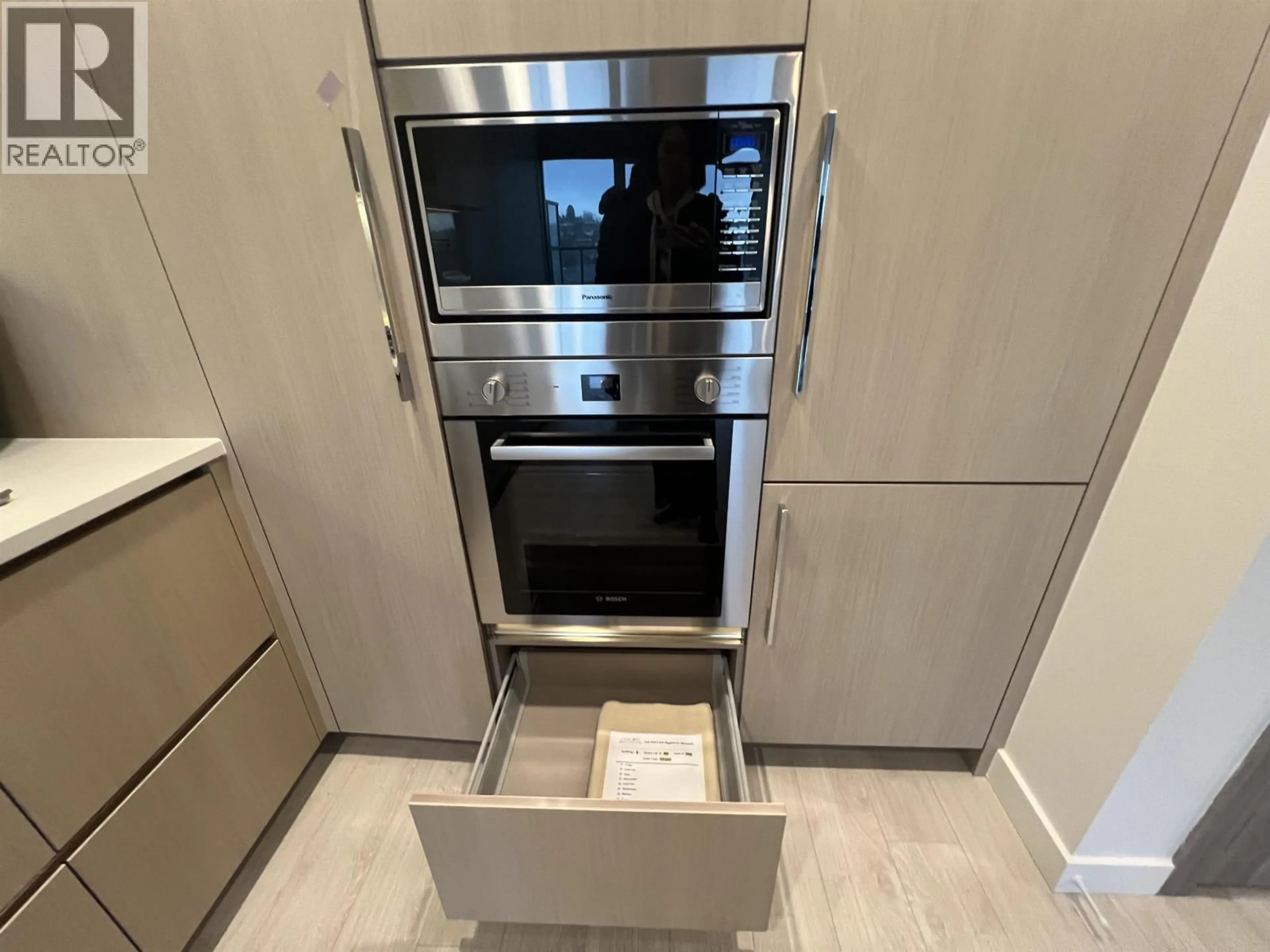 Contemporary kitchen, unknown for 1105 - 4890 LOUGHEED HIGHWAY, Burnaby British Columbia V5C0N2