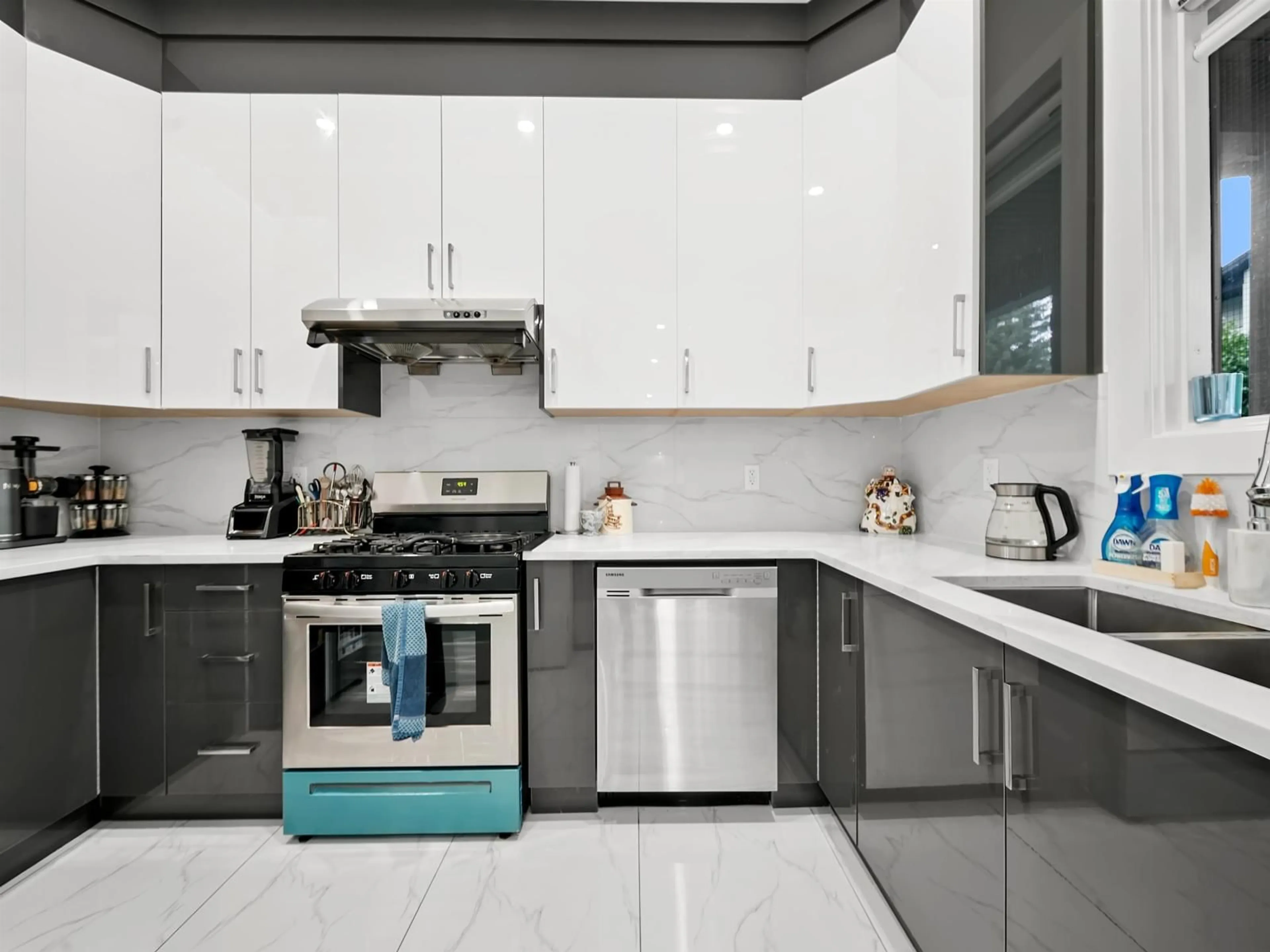 Contemporary kitchen, ceramic/tile floor for 16158 96B, Surrey British Columbia V4N5X2