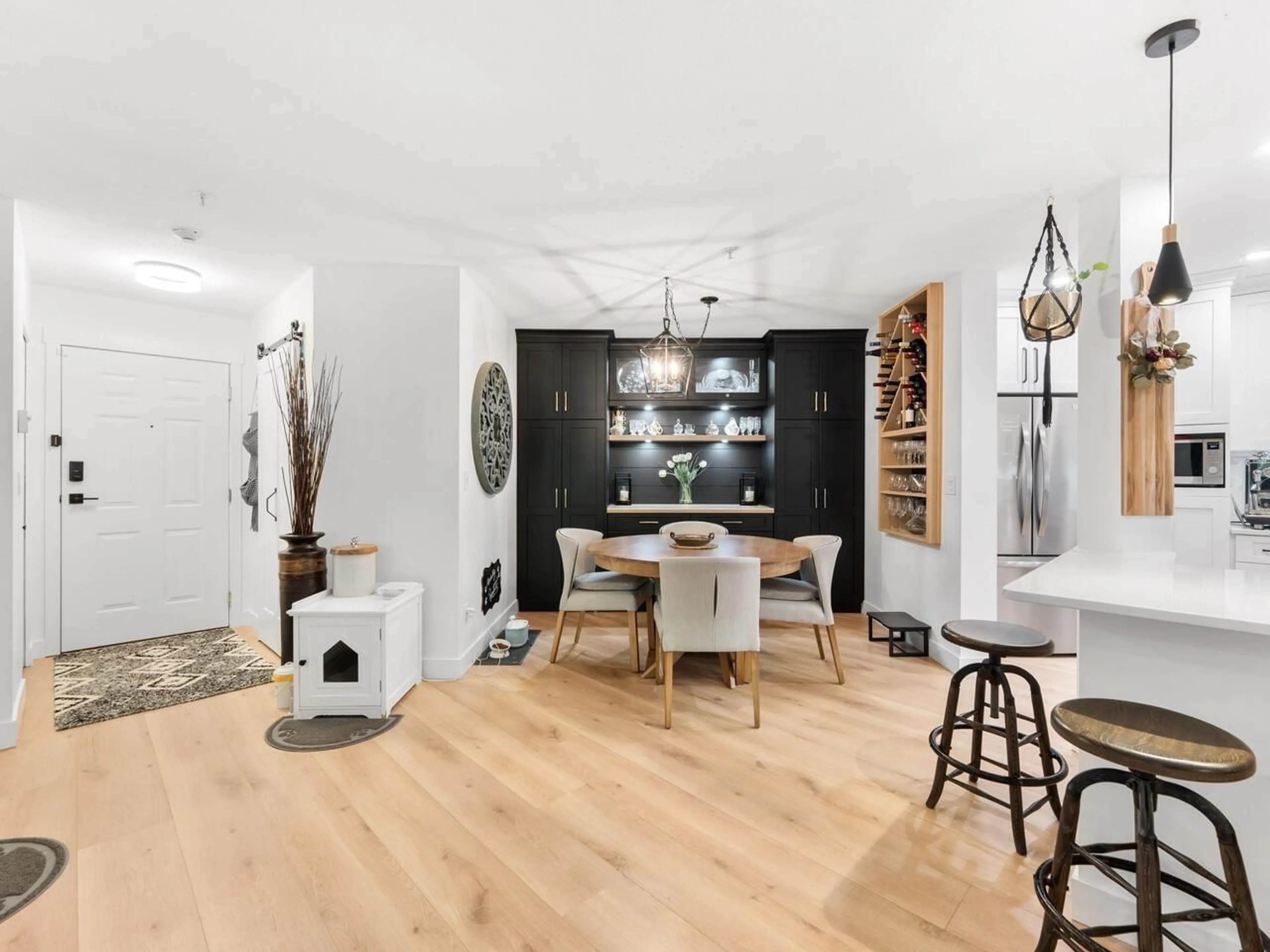 Open concept kitchen, wood/laminate floor for 320 - 22025 48, Langley British Columbia V3A8L2