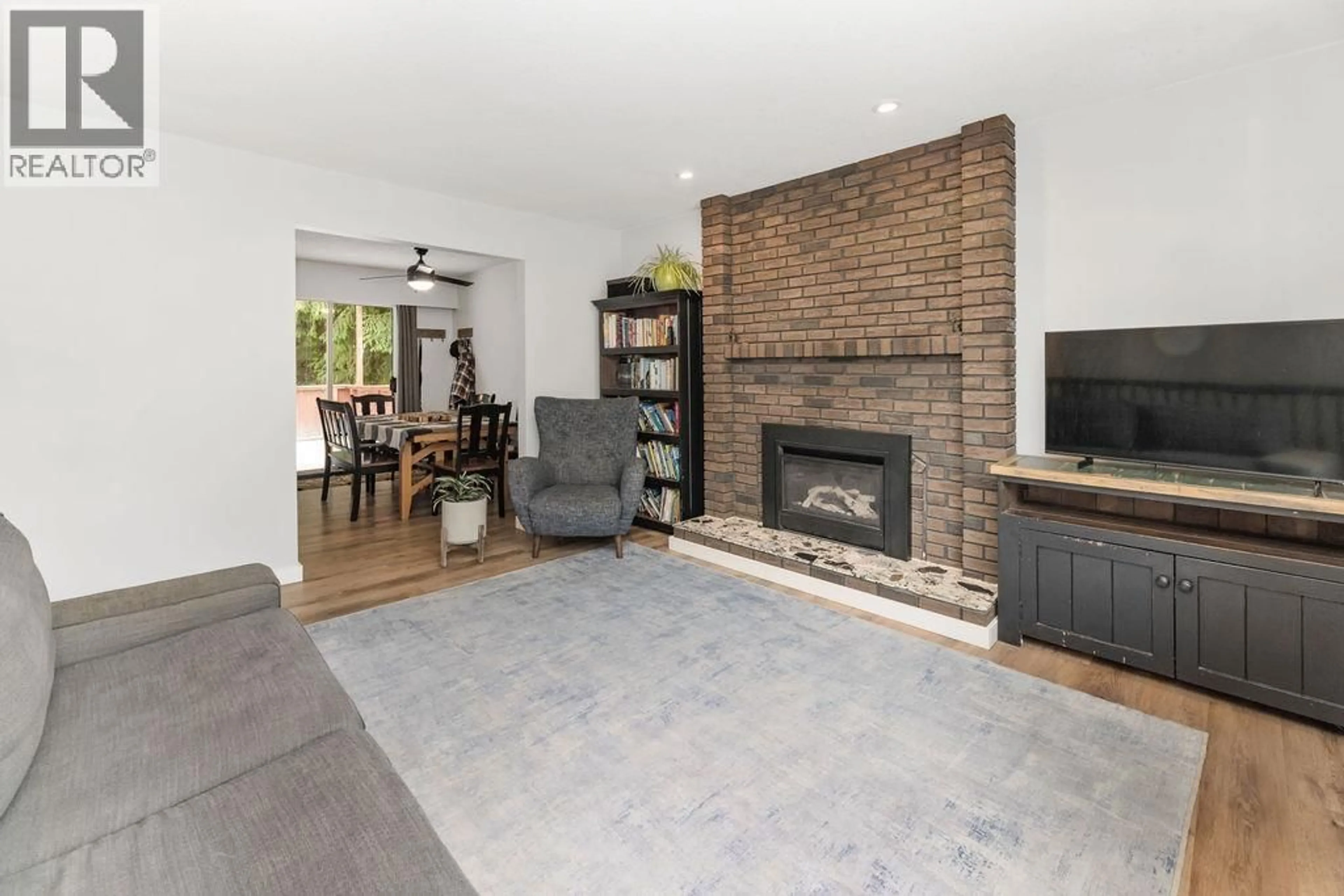 Living room with furniture, unknown for 1020 FIRCREST ROAD, Gibsons British Columbia V0N1V4