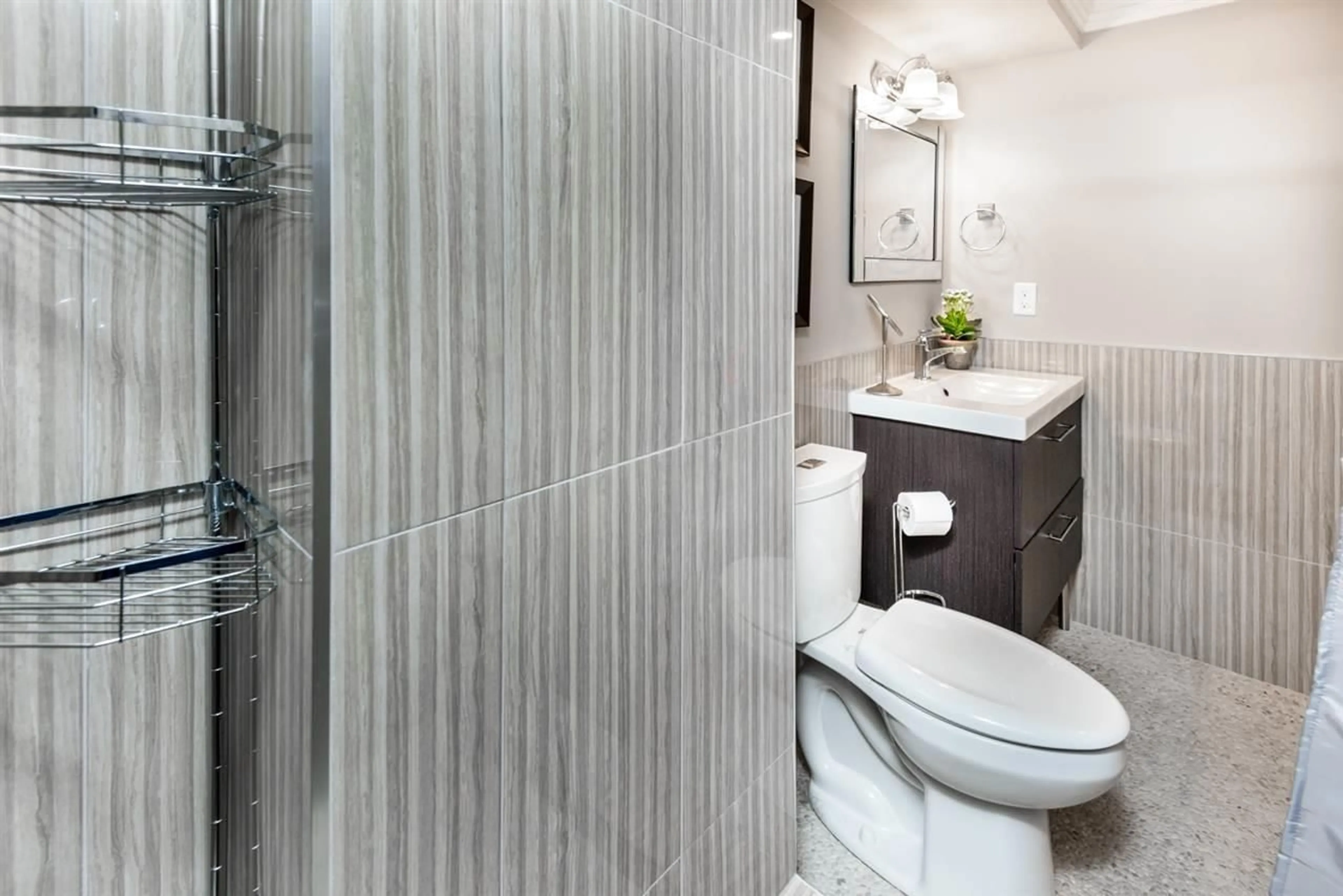 Standard bathroom, ceramic/tile floor for 116 - 32880 BEVAN, Abbotsford British Columbia V2S6R3