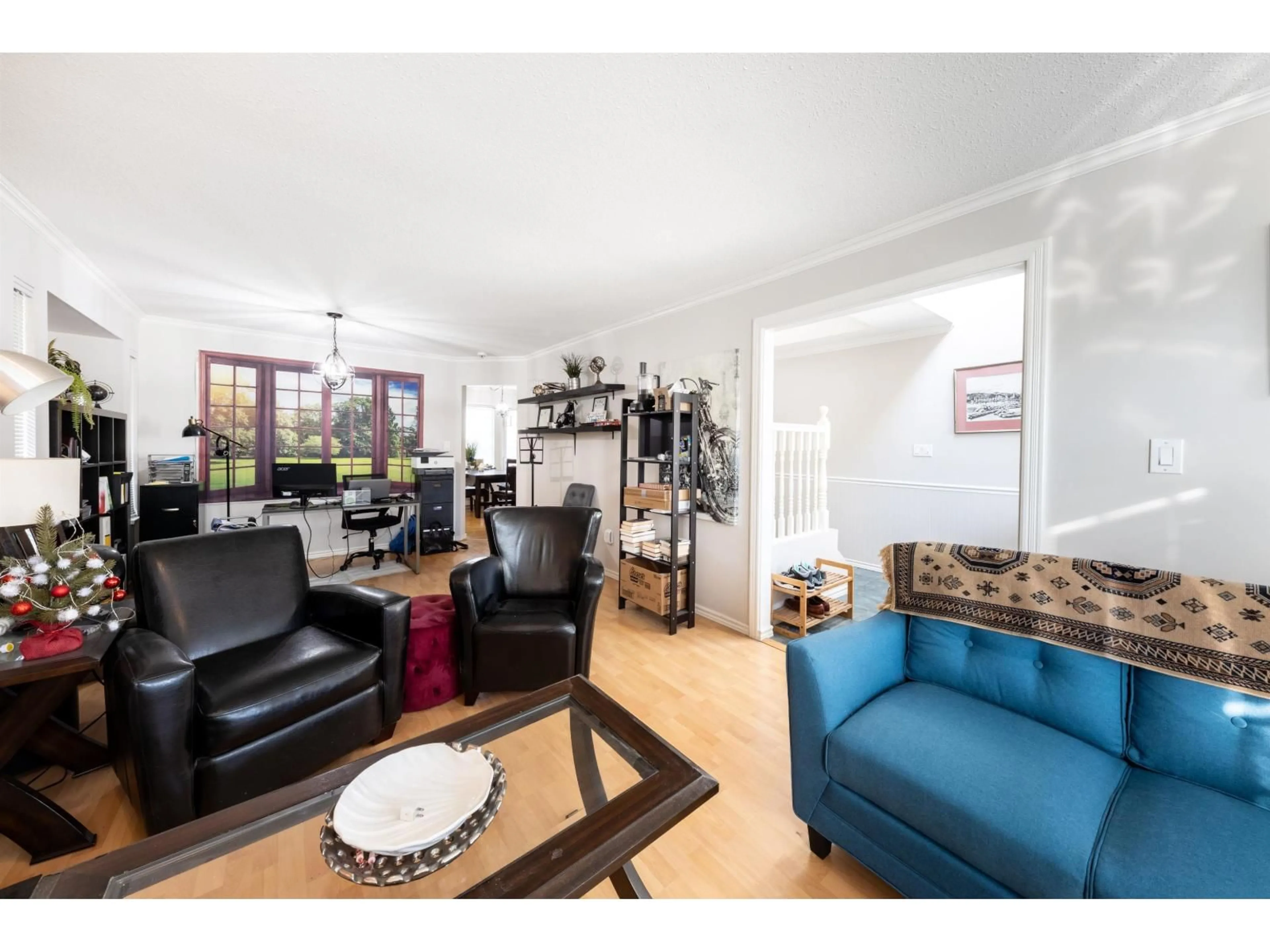 Living room with furniture, wood/laminate floor for 9195 211B, Langley British Columbia V1M2C3