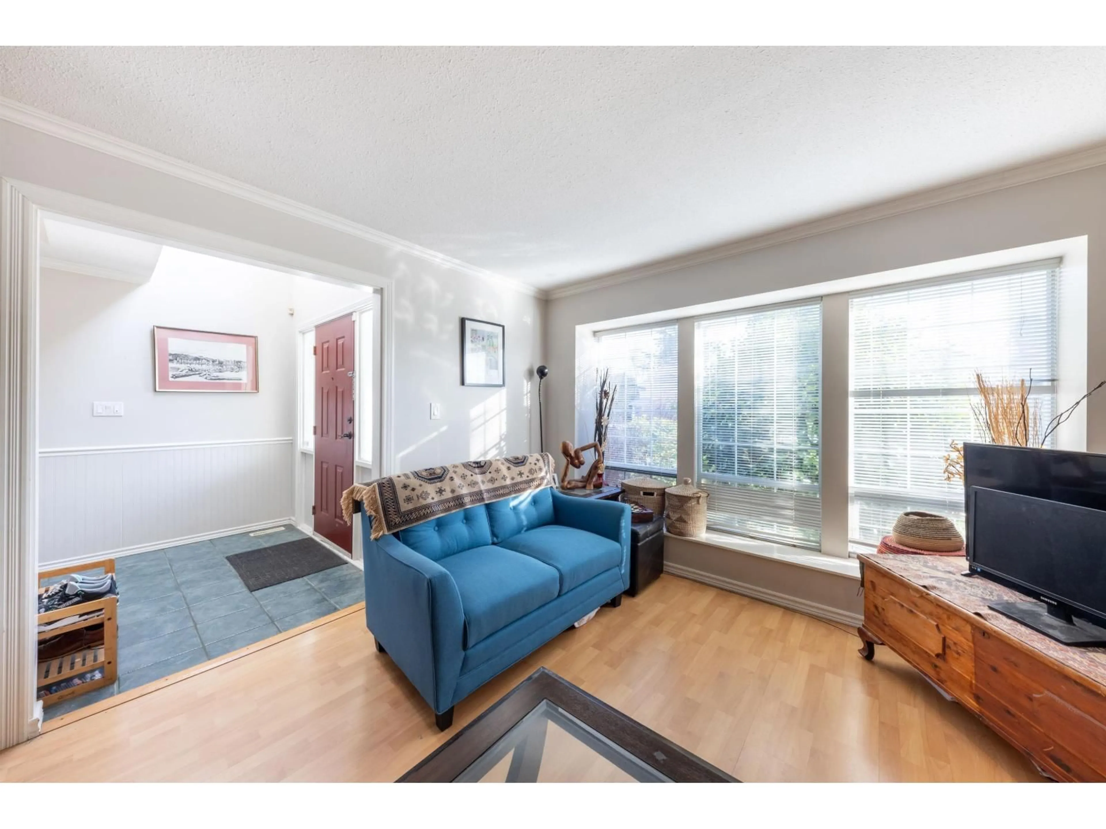 Living room with furniture, wood/laminate floor for 9195 211B, Langley British Columbia V1M2C3