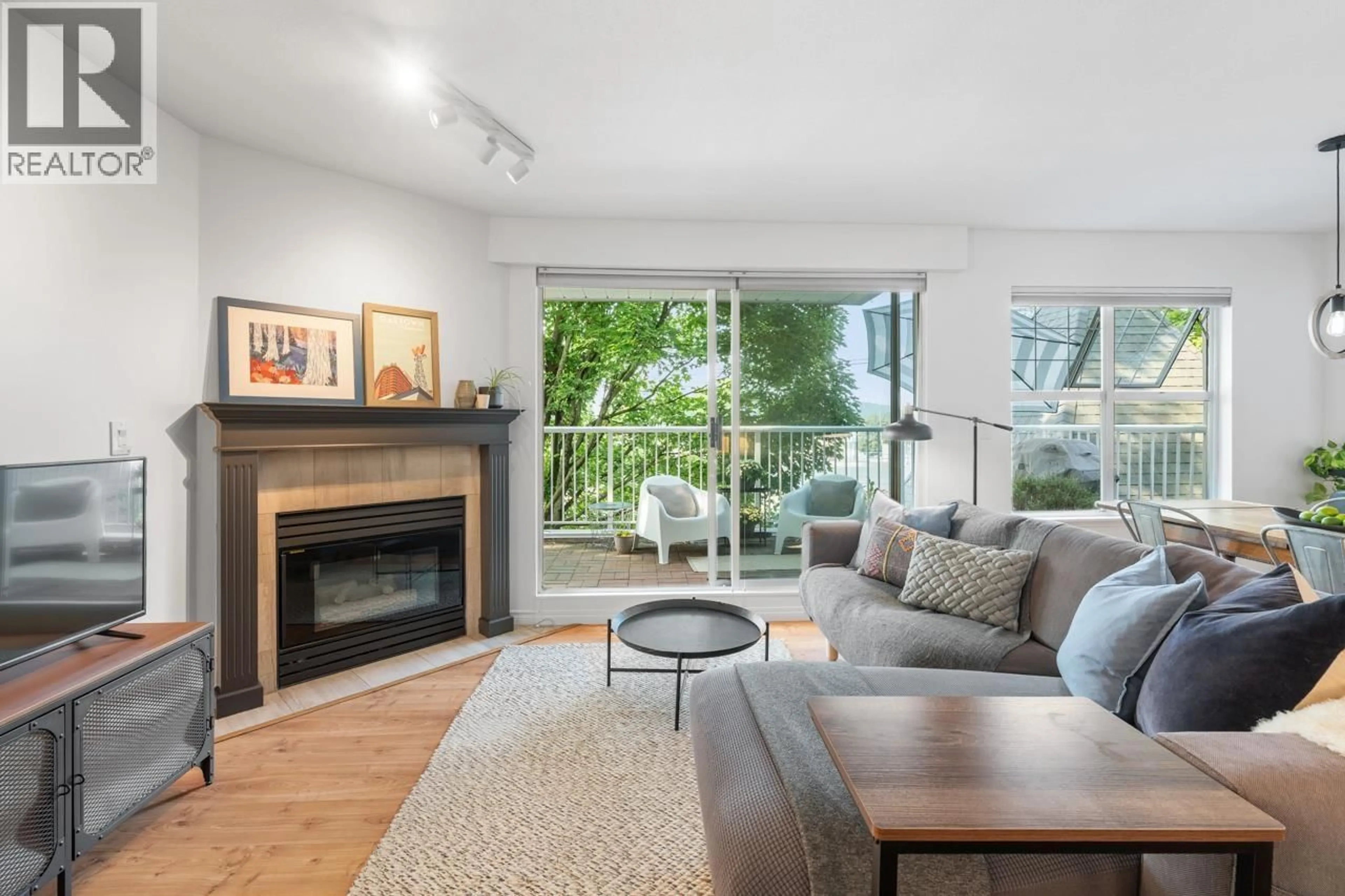 Living room with furniture, wood/laminate floor for 101 - 135 ELEVENTH STREET, New Westminster British Columbia V3M4C7