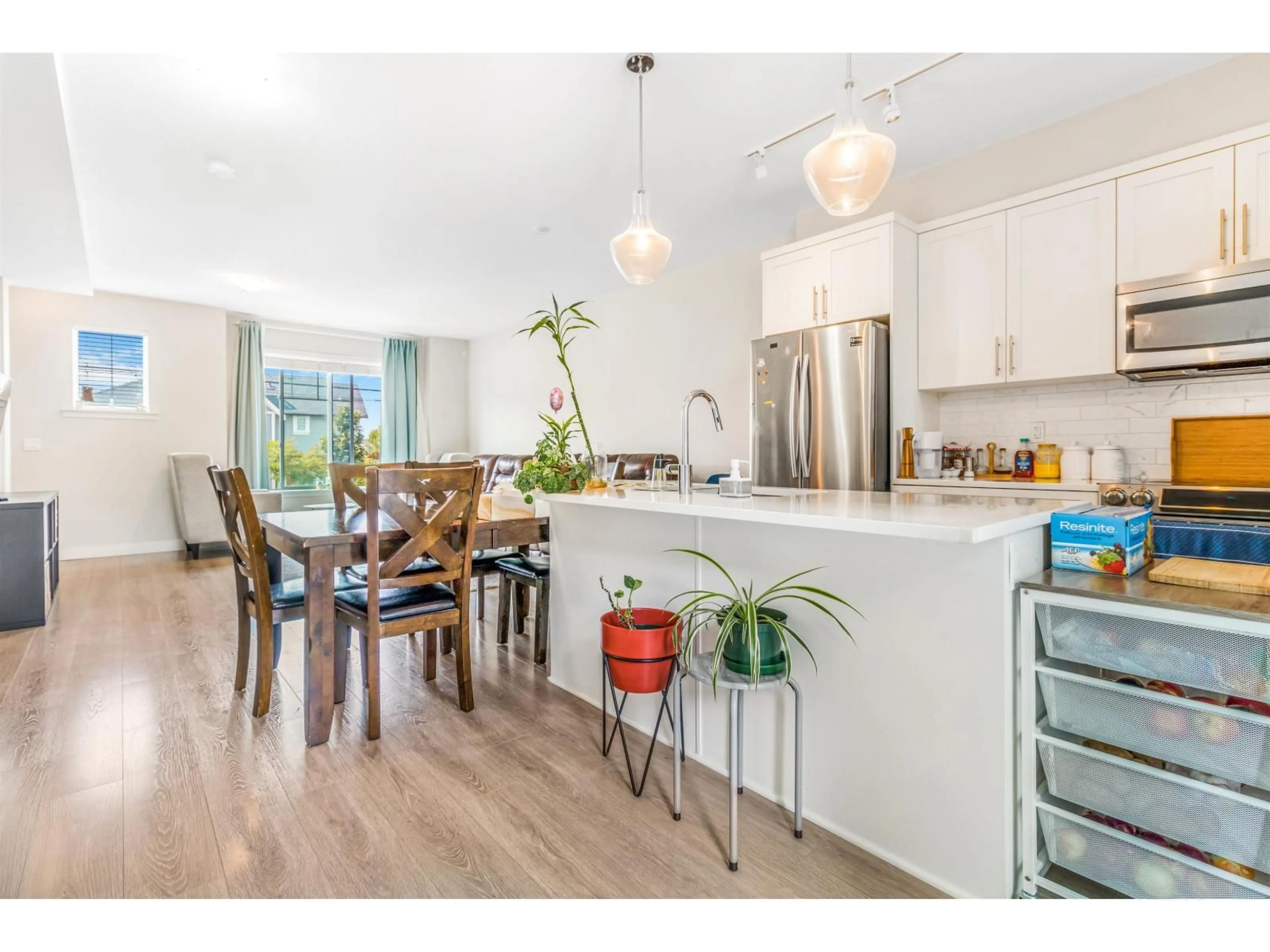 Open concept kitchen, wood/laminate floor for 104 - 6030 142, Surrey British Columbia V3X0J5