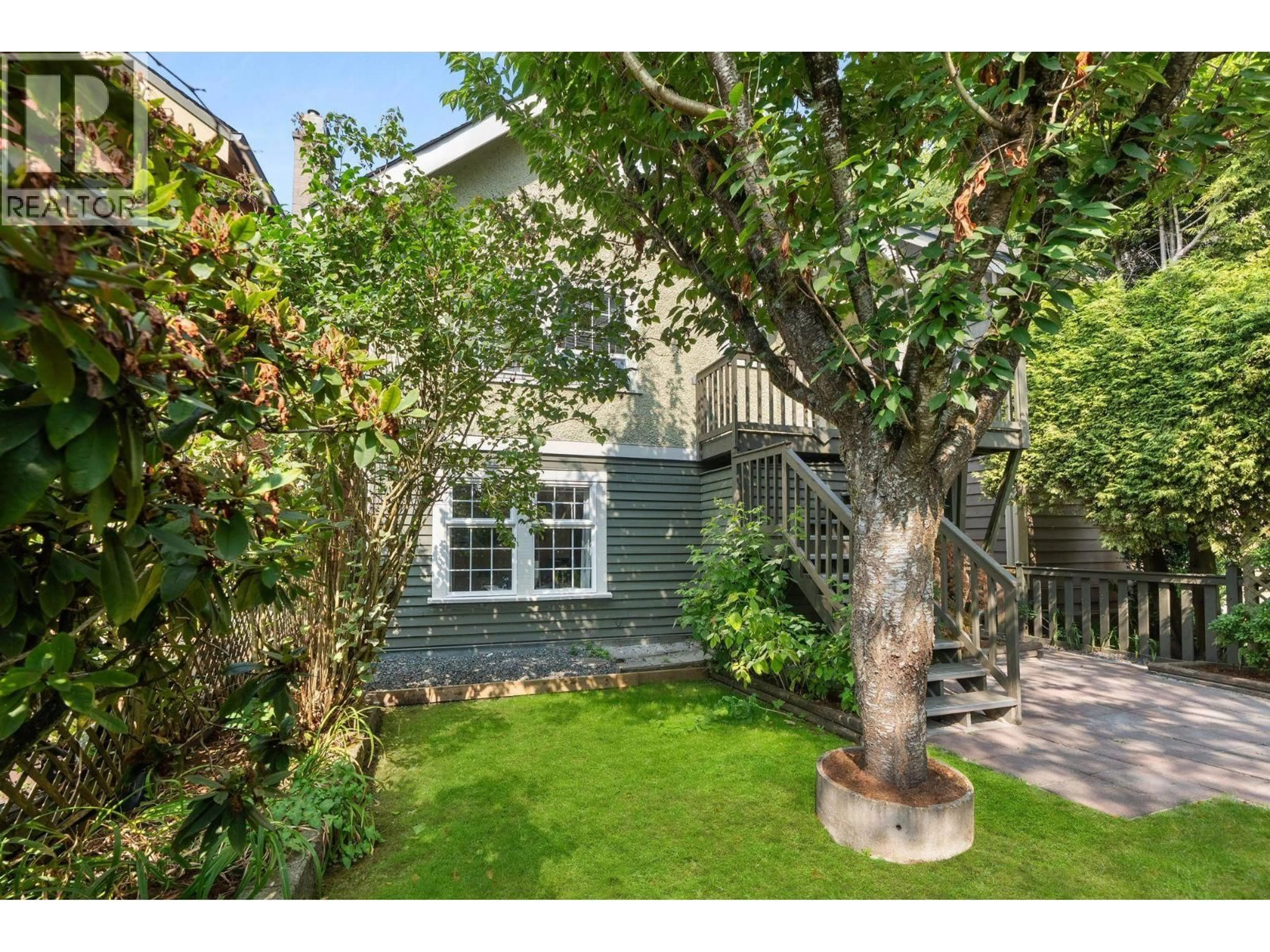 A pic from outside/outdoor area/front of a property/back of a property/a pic from drone, street for 909 18TH AVENUE, Vancouver British Columbia V5Z1W4