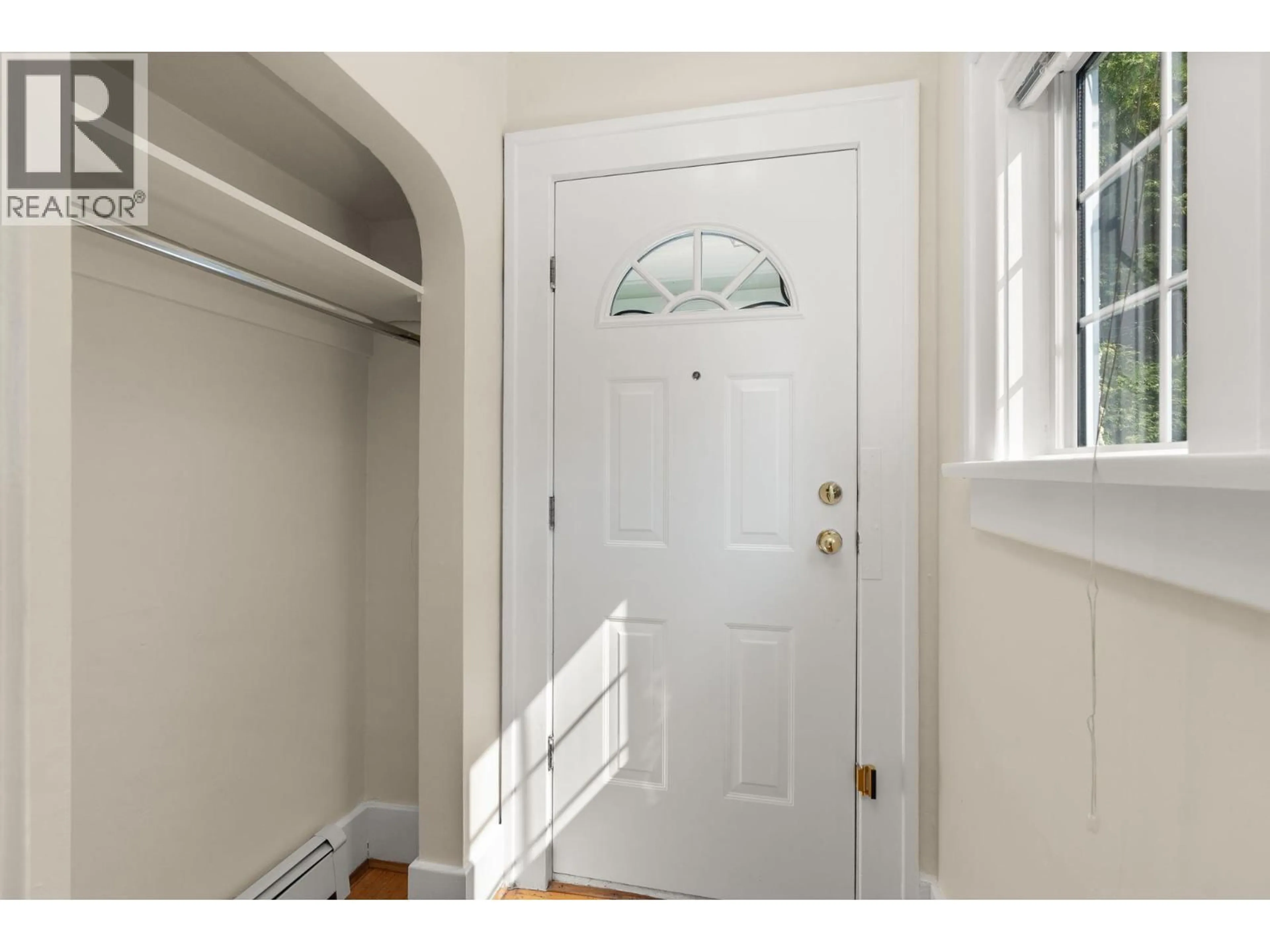 Indoor entryway for 909 18TH AVENUE, Vancouver British Columbia V5Z1W4