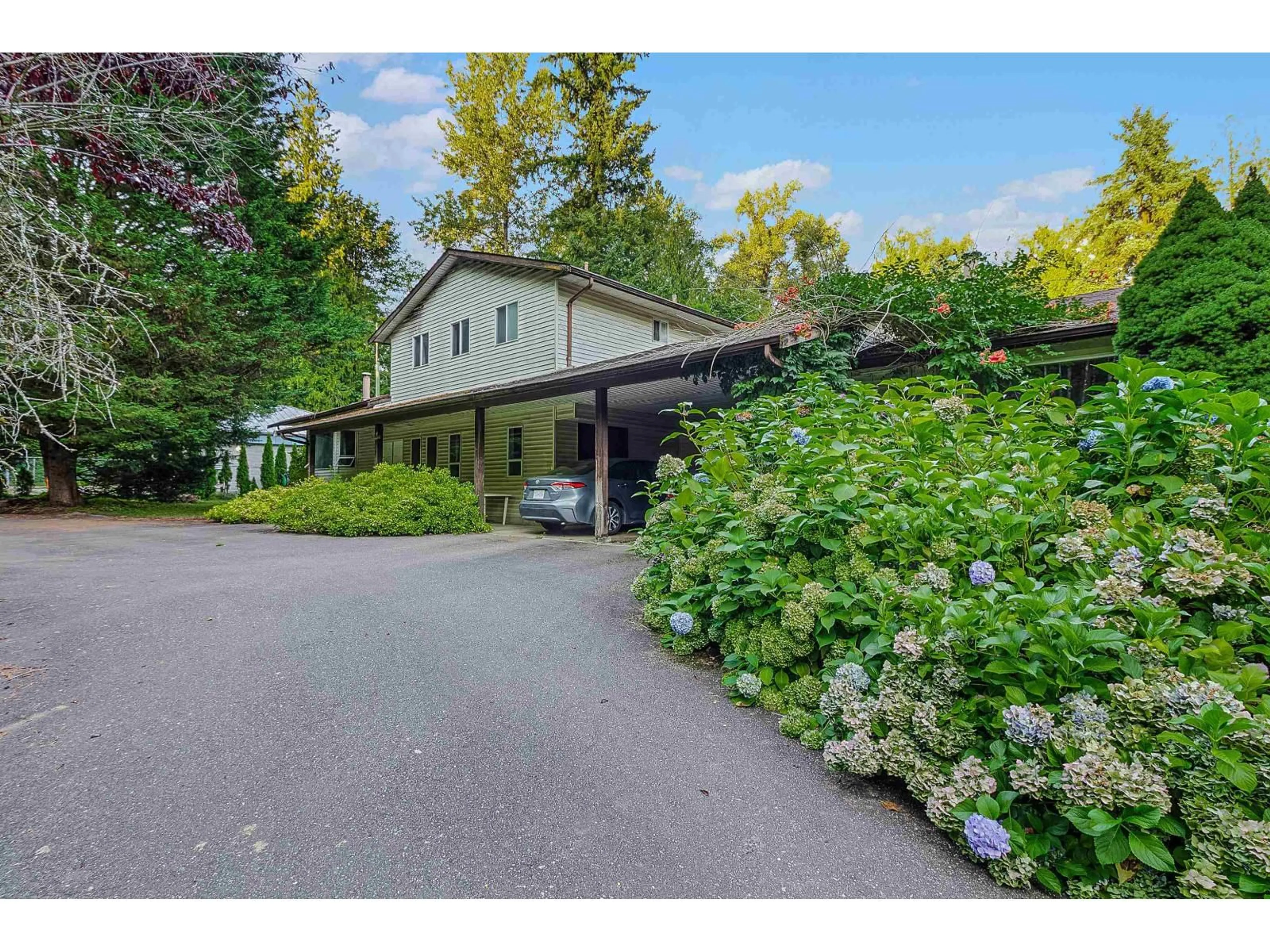 A pic from outside/outdoor area/front of a property/back of a property/a pic from drone, street for 8484 196, Langley British Columbia V2Y1Z4