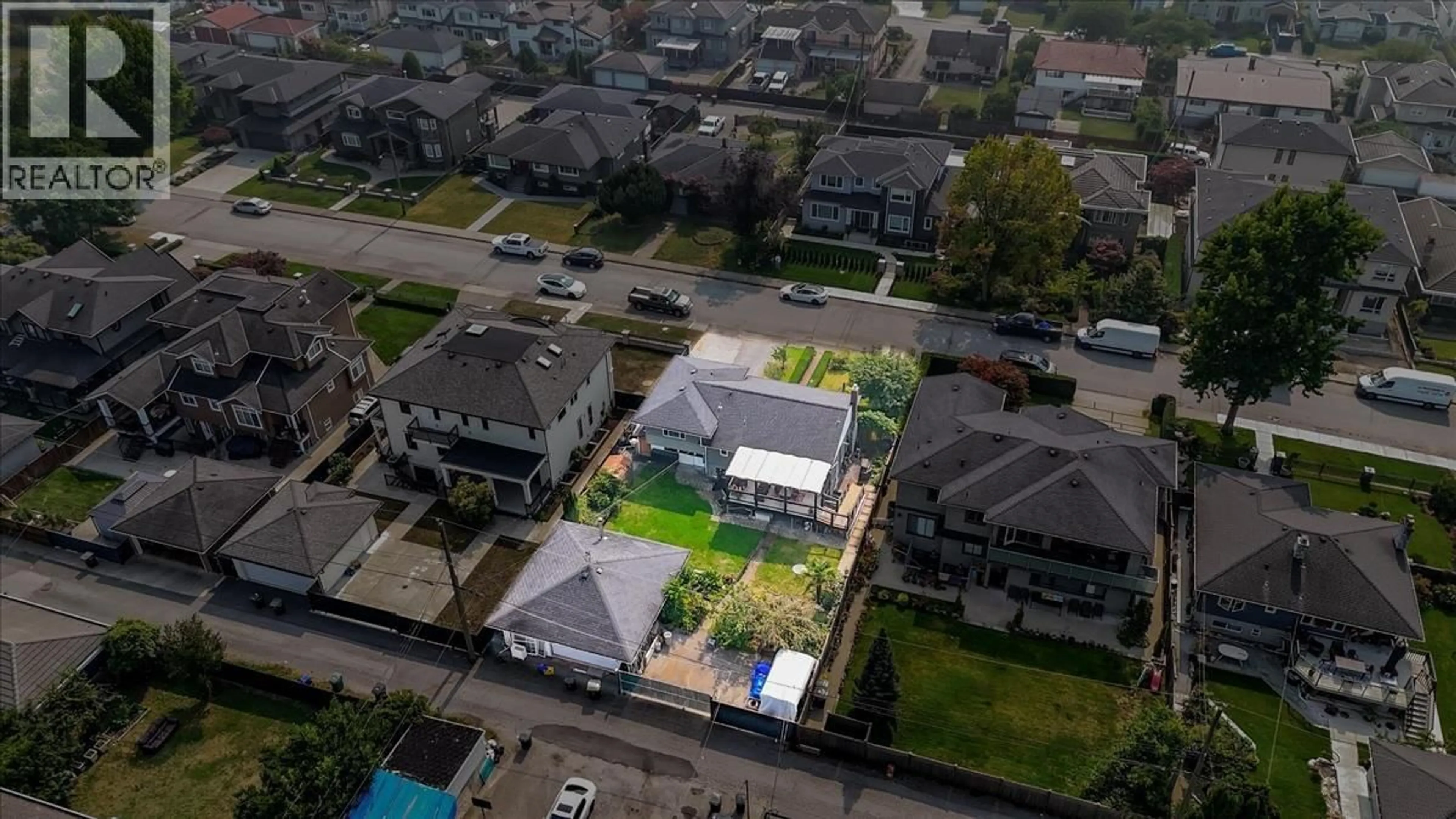 A pic from outside/outdoor area/front of a property/back of a property/a pic from drone, street for 6575 CHARLES STREET, Burnaby British Columbia V5B2H2