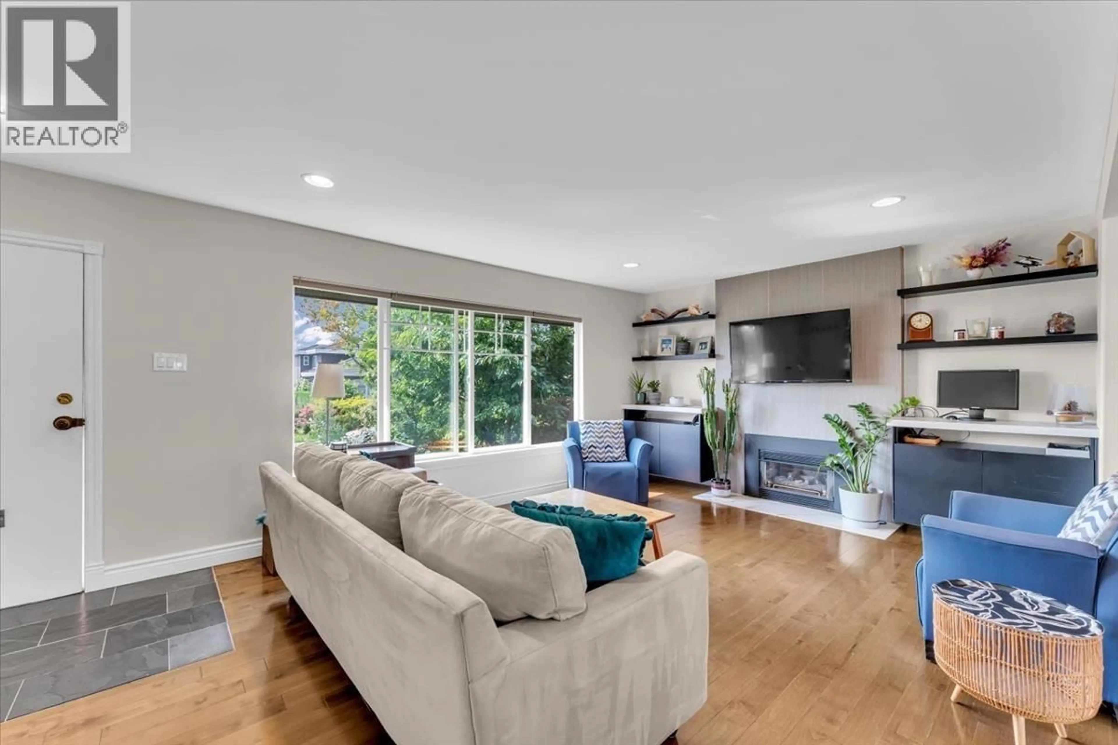 Living room with furniture, unknown for 6575 CHARLES STREET, Burnaby British Columbia V5B2H2