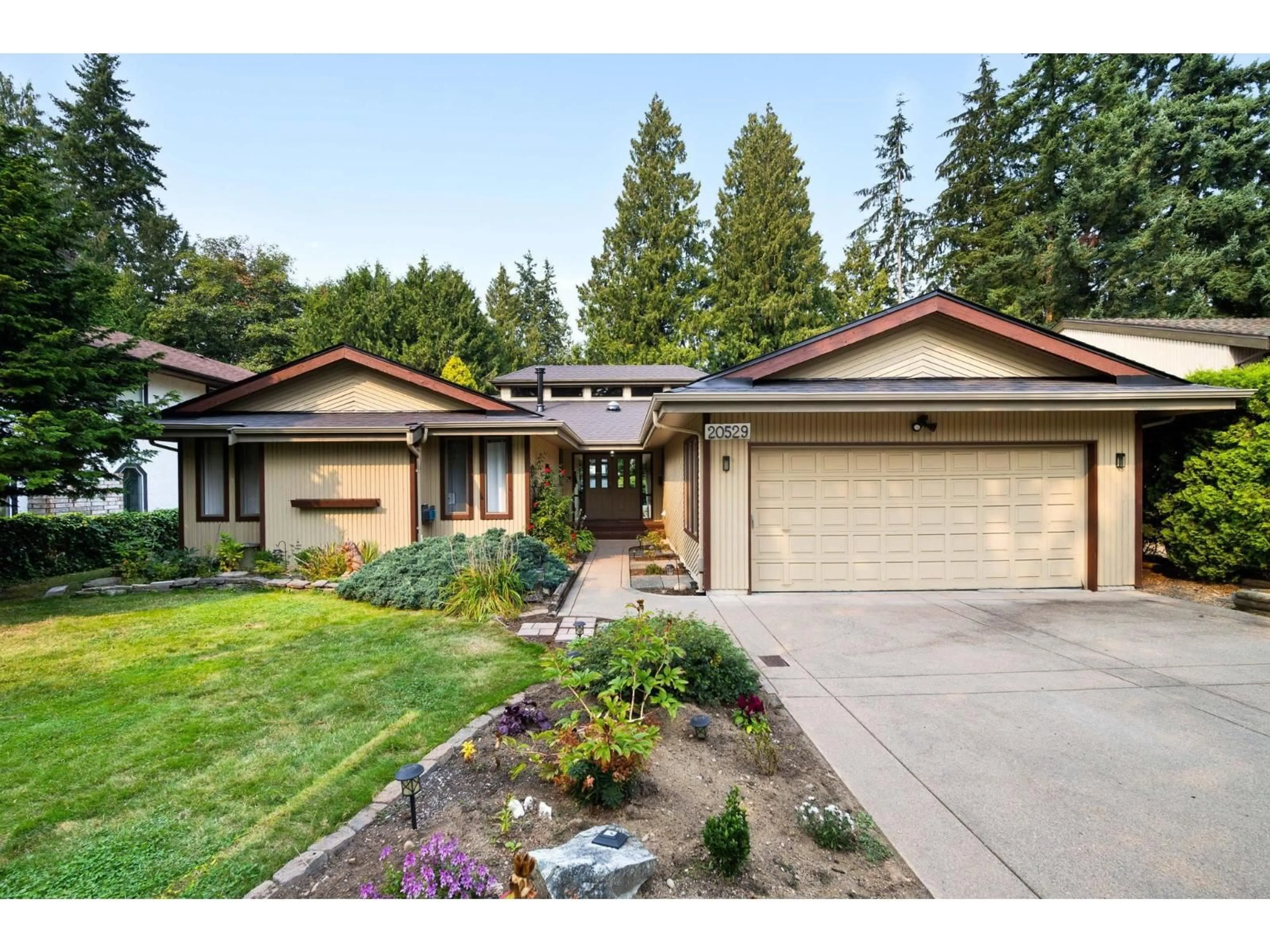 Home with vinyl exterior material, street for 20529 45A, Langley British Columbia V3A6G4