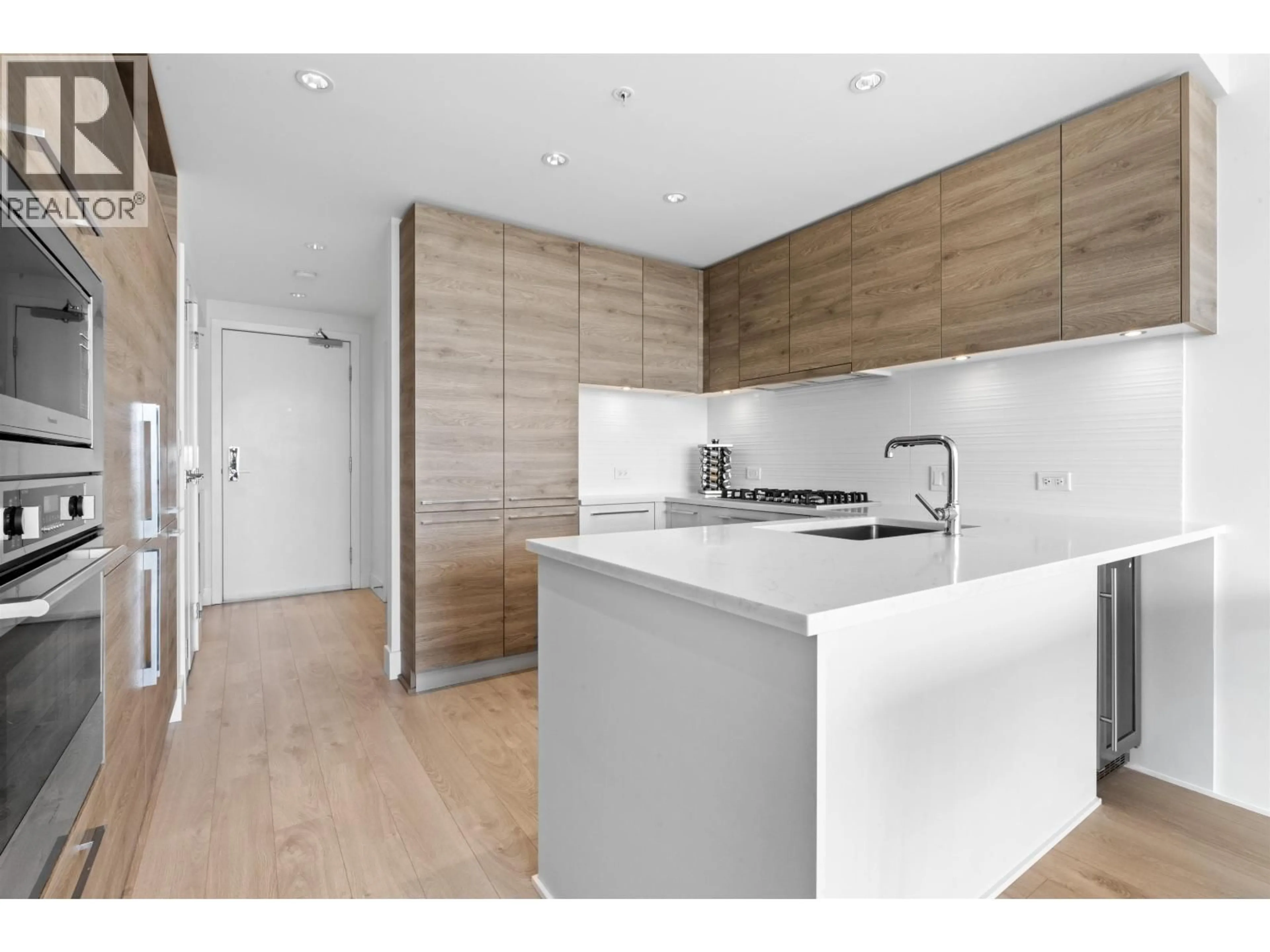 Standard kitchen, wood/laminate floor for 1007 - 7388 KINGSWAY, Burnaby British Columbia V3N0G9