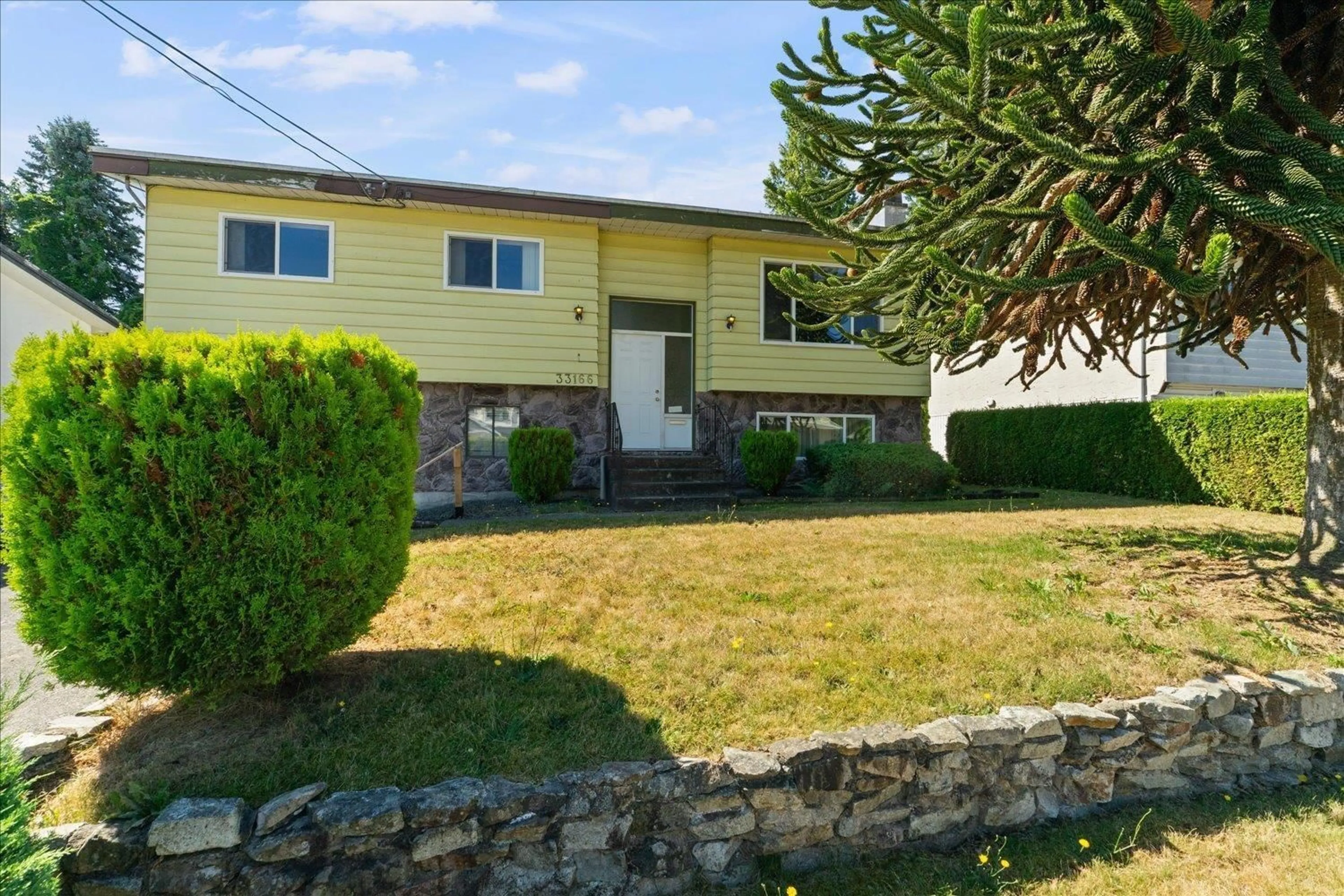 Home with vinyl exterior material, street for 33166 HAWTHORNE, Abbotsford British Columbia V2S1B3