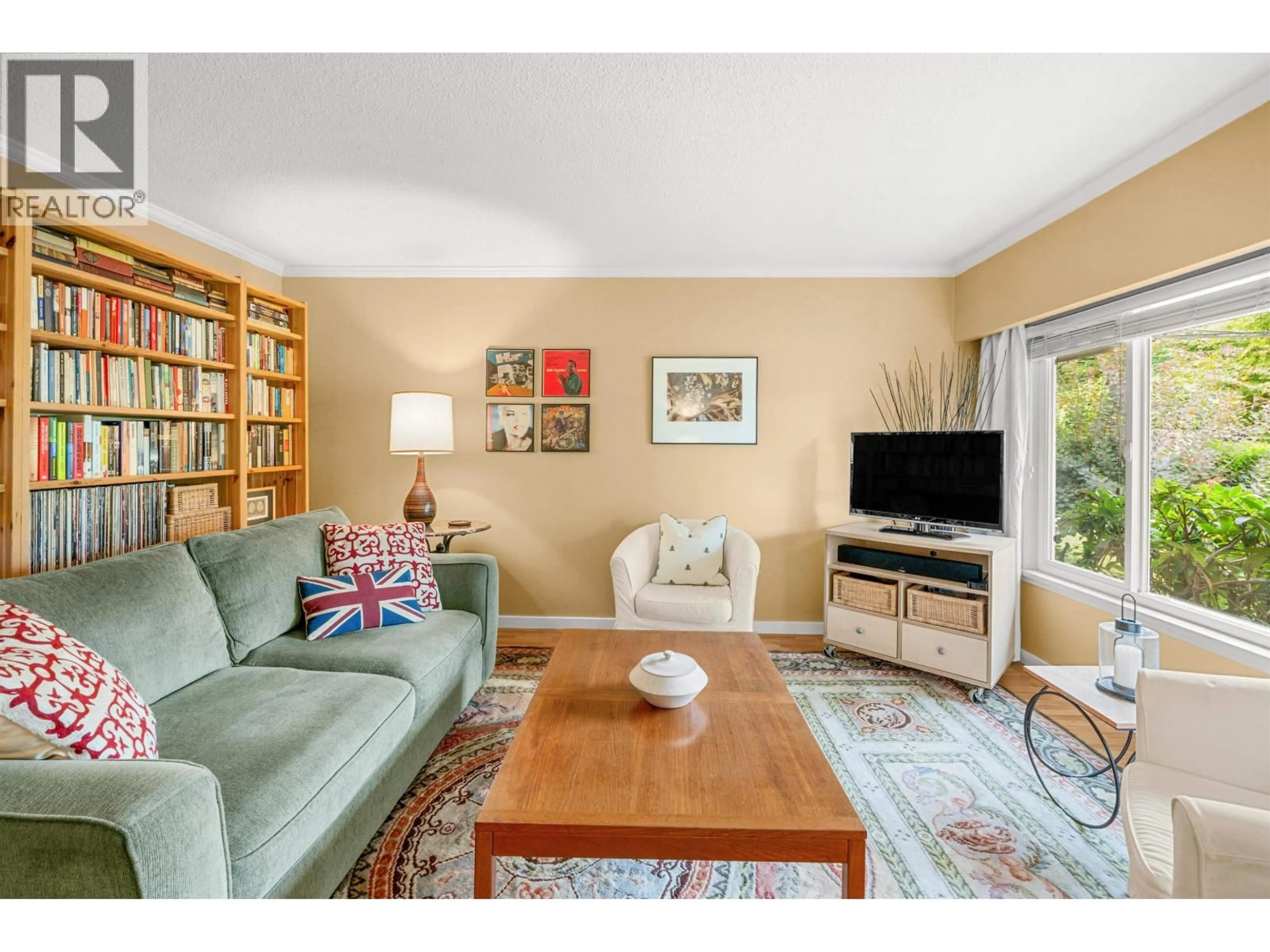 Living room with furniture, wood/laminate floor for 334 STRAND AVENUE, New Westminster British Columbia V3L3J2