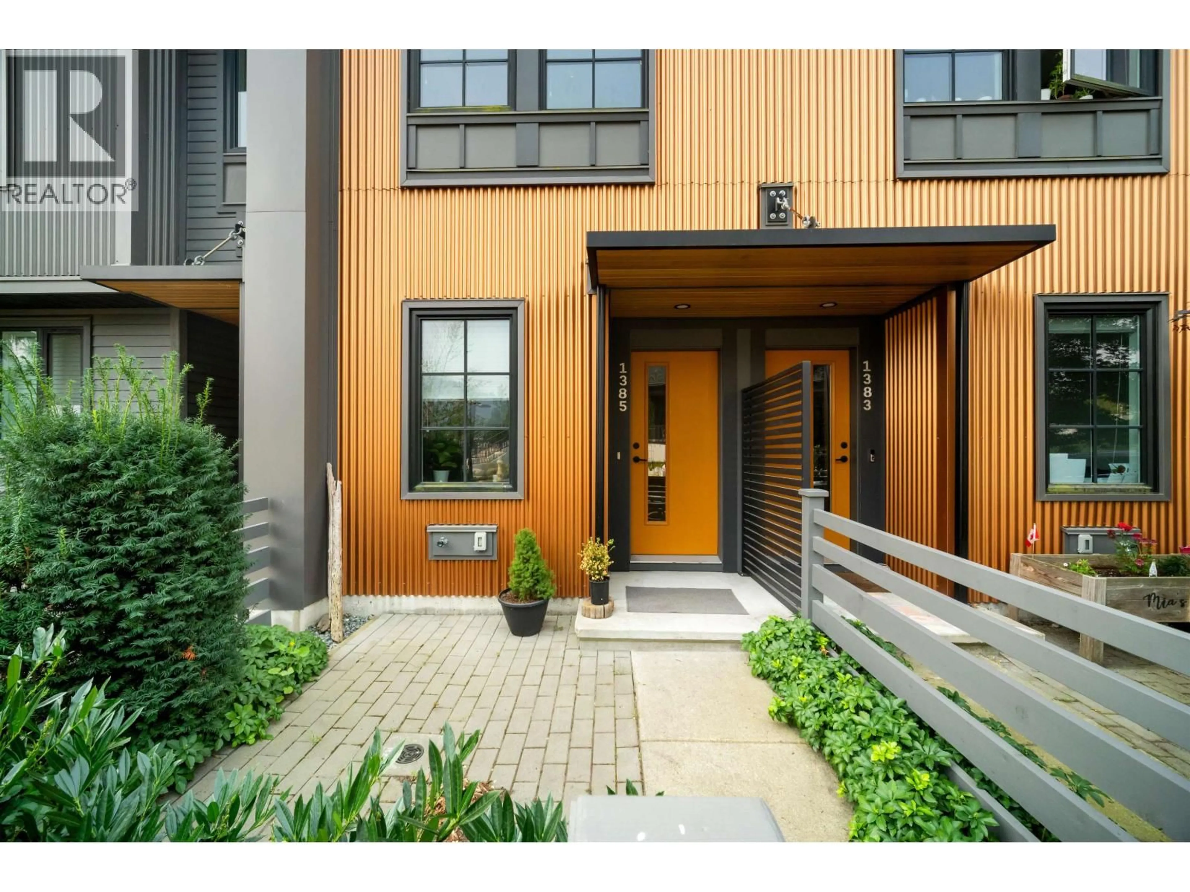 Indoor entryway for 1385 MARINASIDE PLACE, Squamish British Columbia V8B1A8