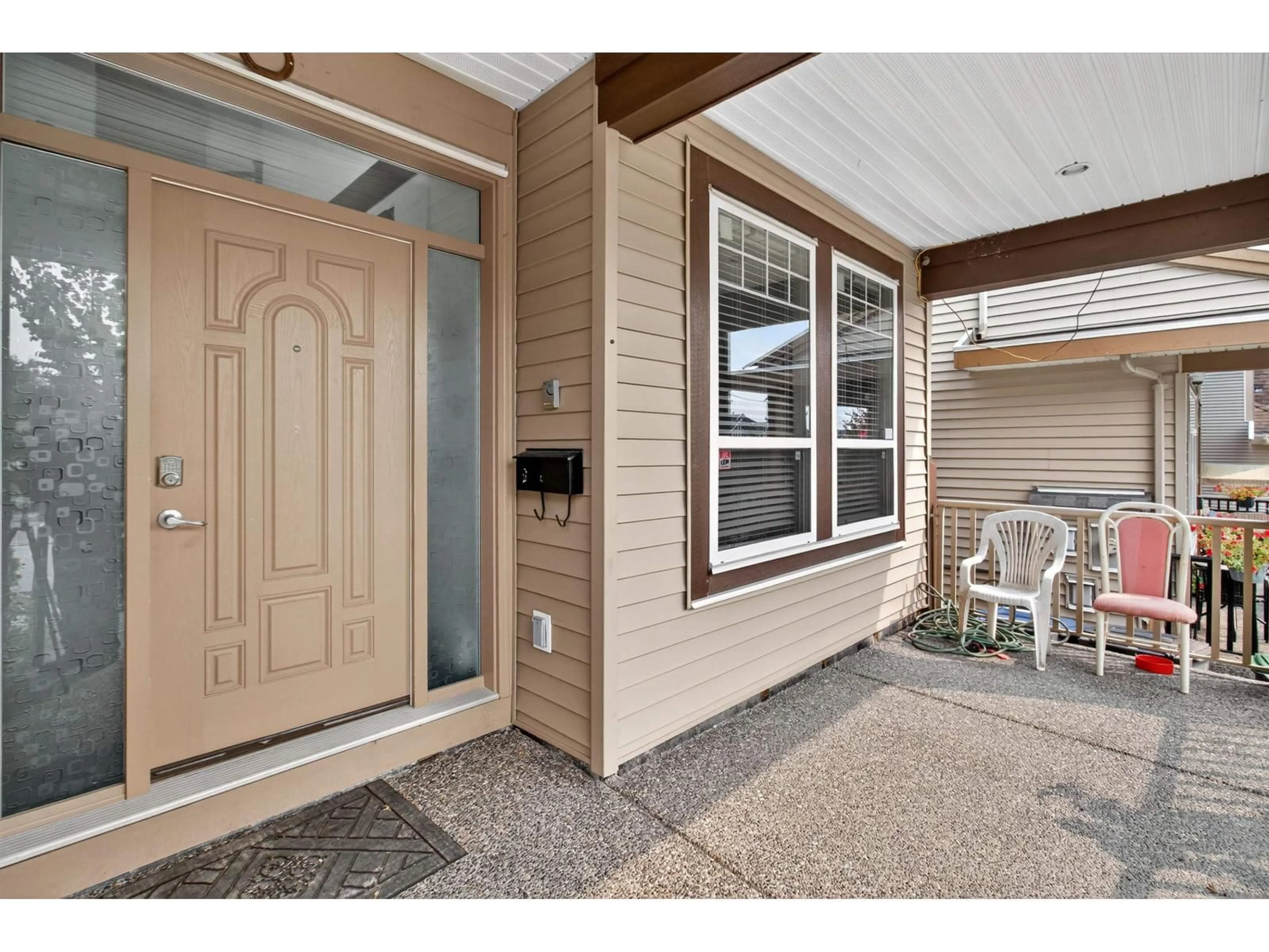 Indoor entryway for 14909 71A, Surrey British Columbia V3S2E4