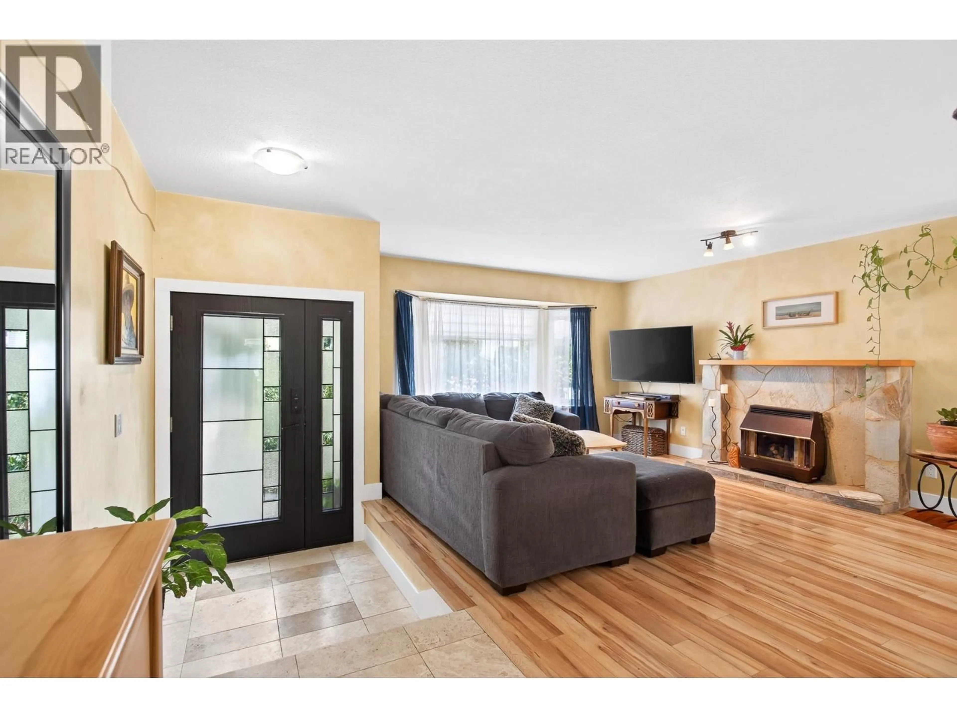 Living room with furniture, unknown for 12209 207A STREET, Maple Ridge British Columbia V2X9T1