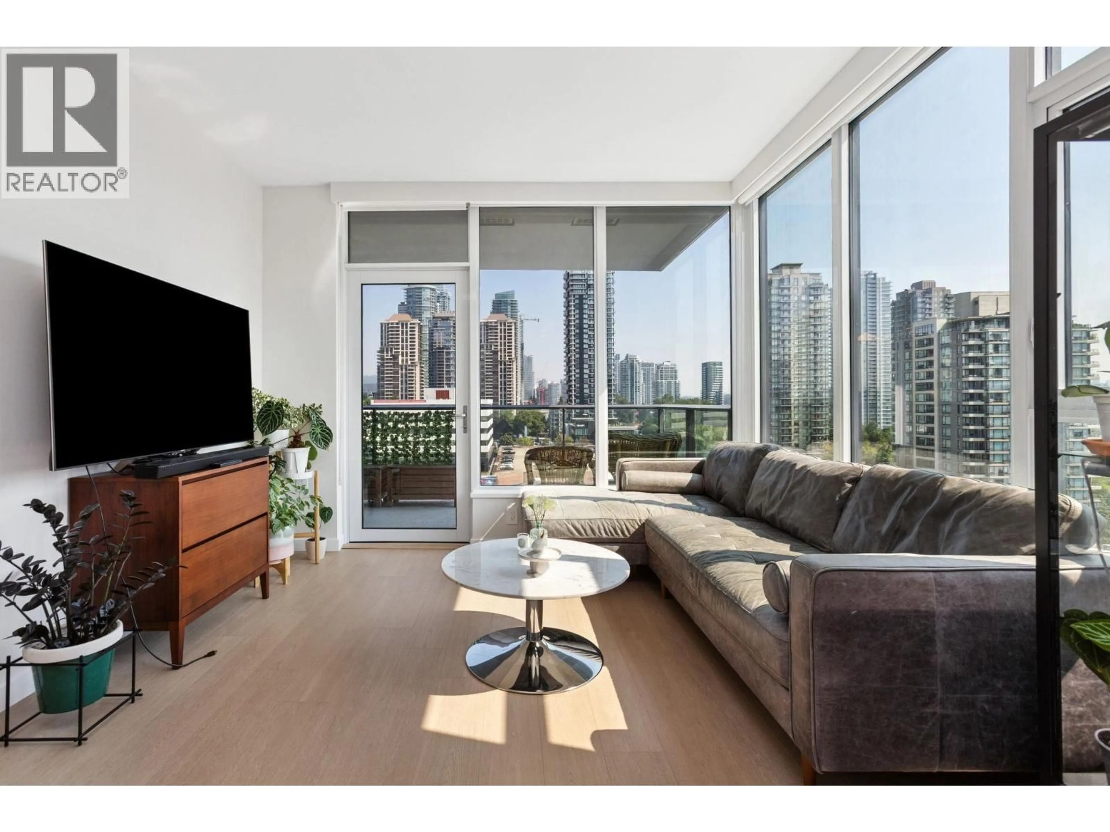 Living room with furniture, unknown for 811 - 2186 GILMORE AVENUE, Burnaby British Columbia V5C0N7