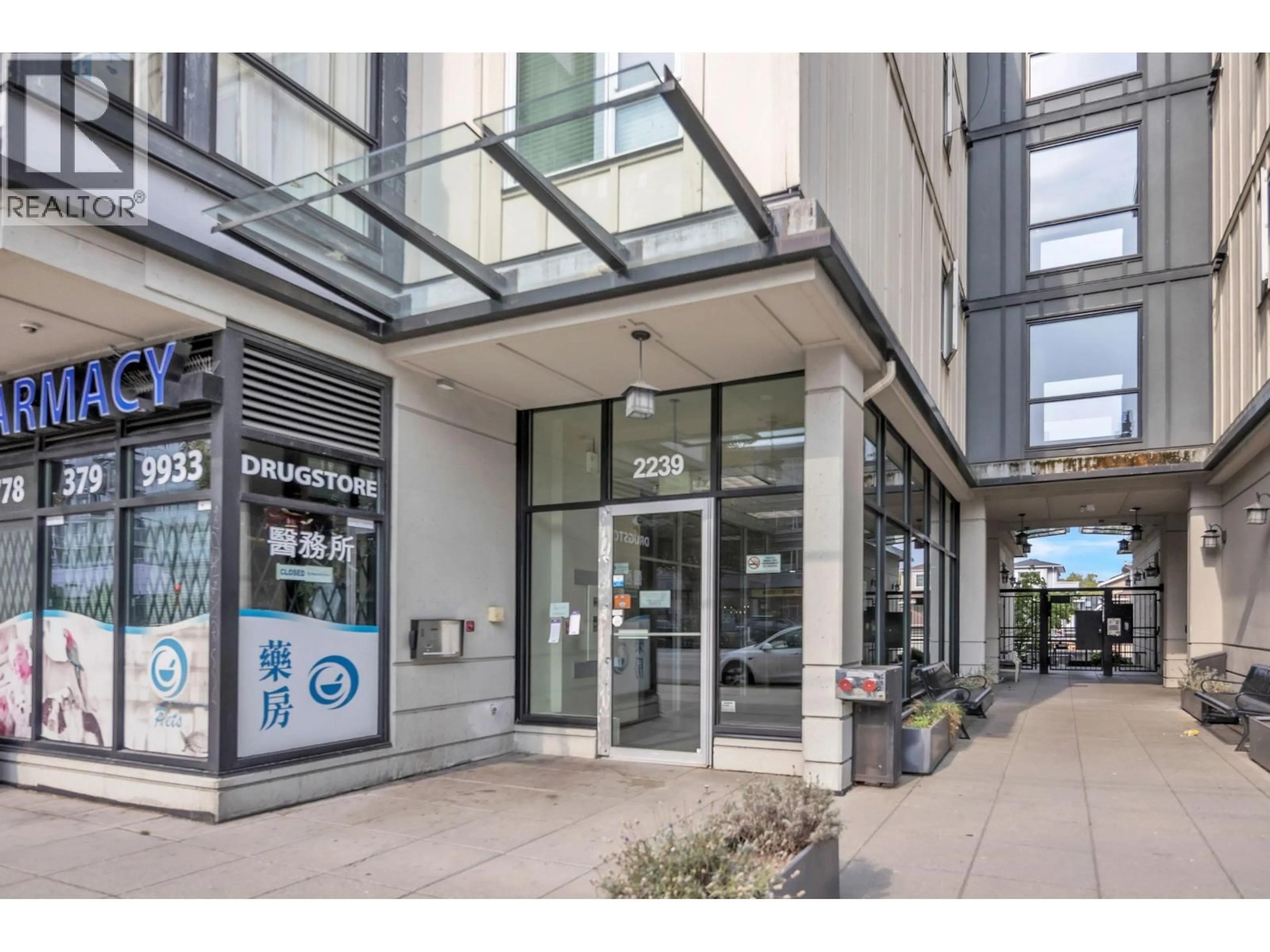 Indoor foyer for 205 - 2239 KINGSWAY, Vancouver British Columbia V5N0E5