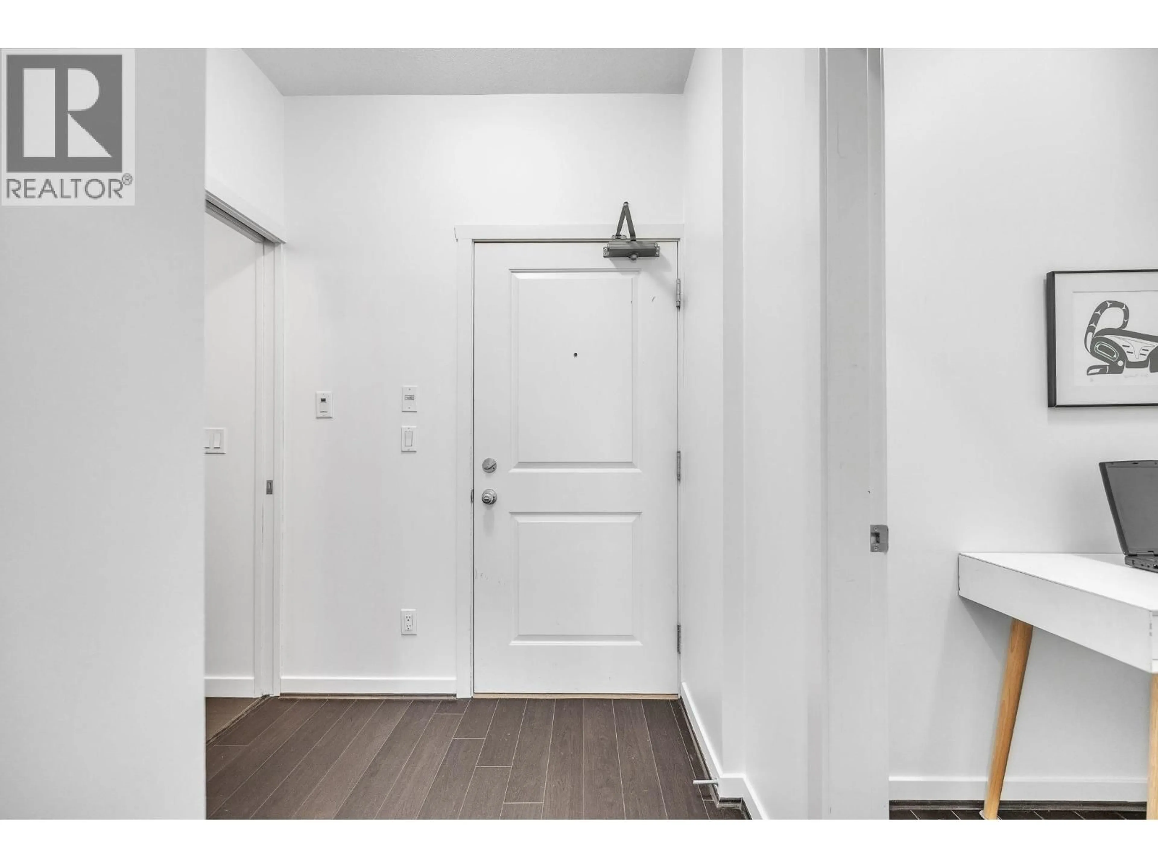 Indoor entryway for 205 - 2239 KINGSWAY, Vancouver British Columbia V5N0E5