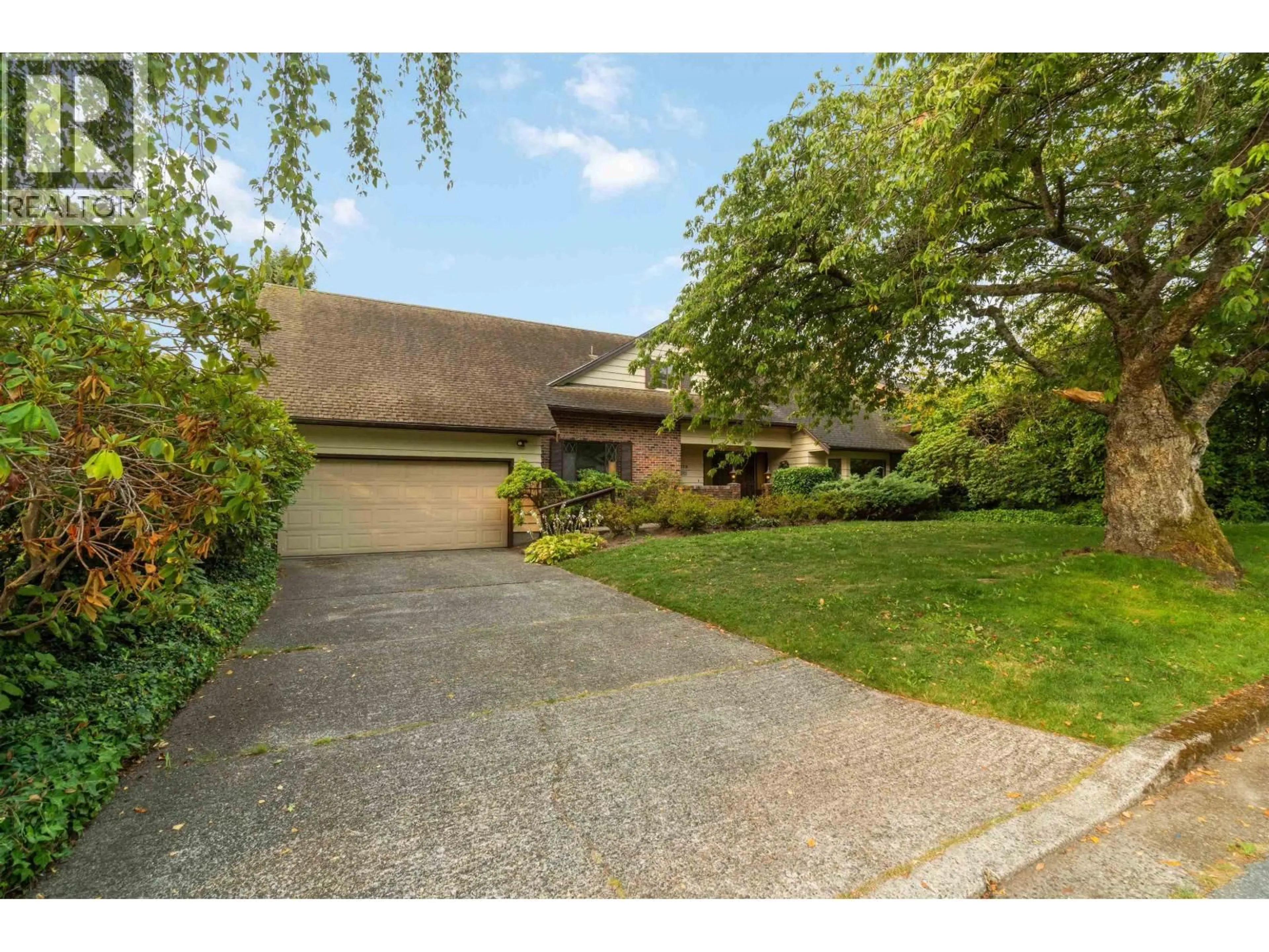 A pic from outside/outdoor area/front of a property/back of a property/a pic from drone, street for 4228 STAULO CRESCENT, Vancouver British Columbia V6N3S2