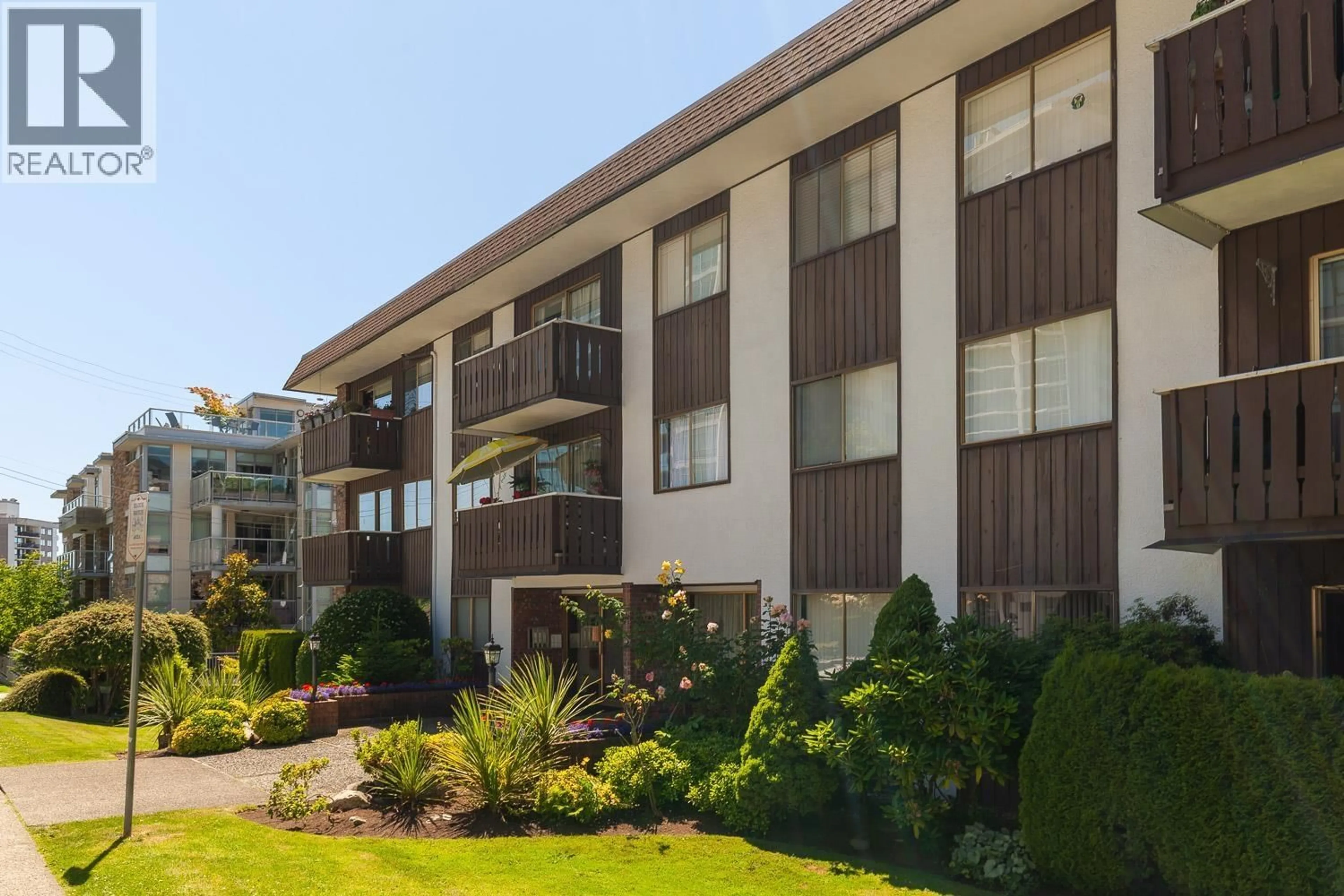 Patio, building for 116 - 1345 CHESTERFIELD AVENUE, North Vancouver British Columbia V7M2N1