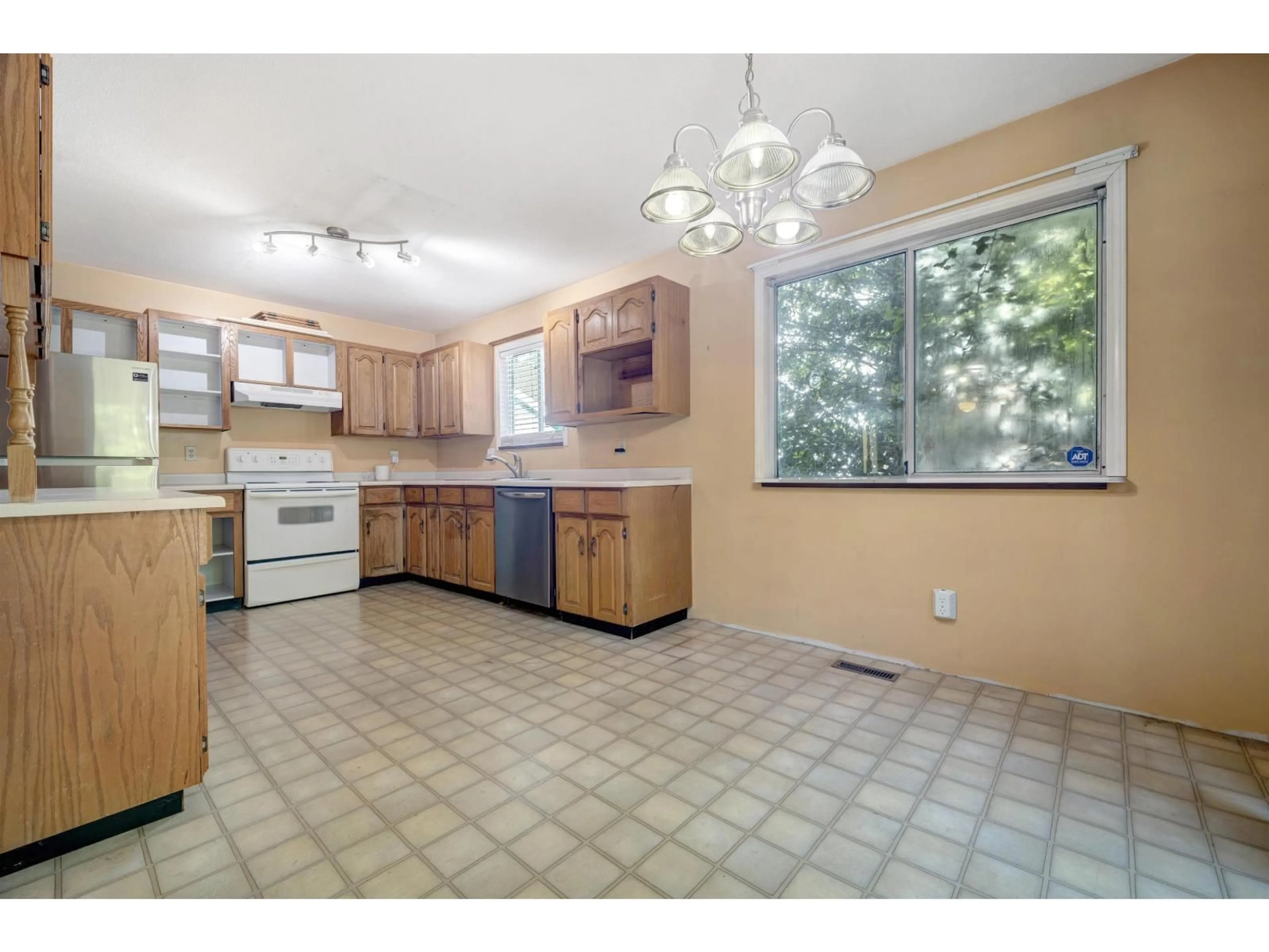 Standard kitchen, ceramic/tile floor for 16097 10, Surrey British Columbia V4A1A7