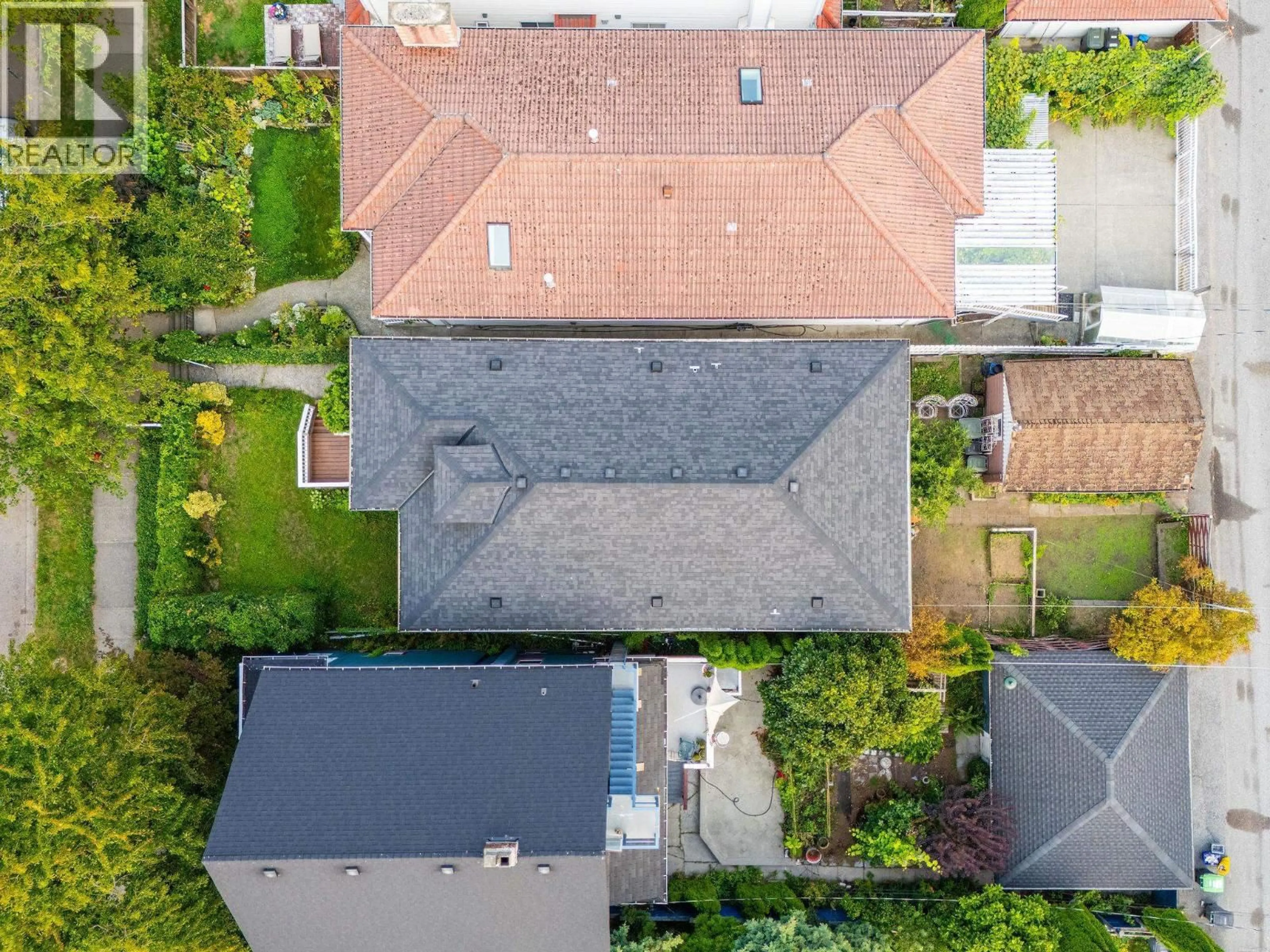 A pic from outside/outdoor area/front of a property/back of a property/a pic from drone, street for 1036 10TH AVENUE, Vancouver British Columbia V5T2B5