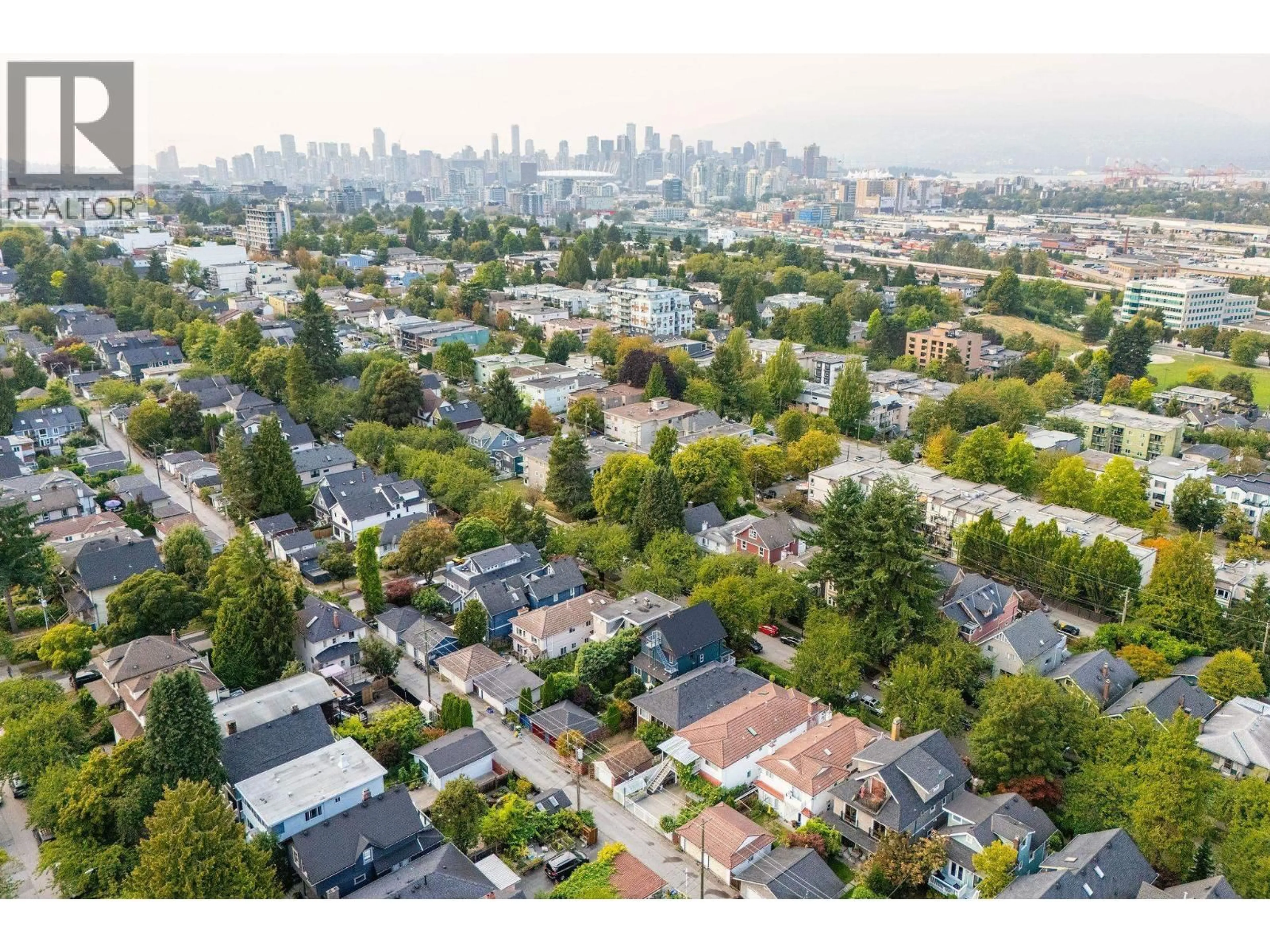 A pic from outside/outdoor area/front of a property/back of a property/a pic from drone, city buildings view from balcony for 1036 10TH AVENUE, Vancouver British Columbia V5T2B5