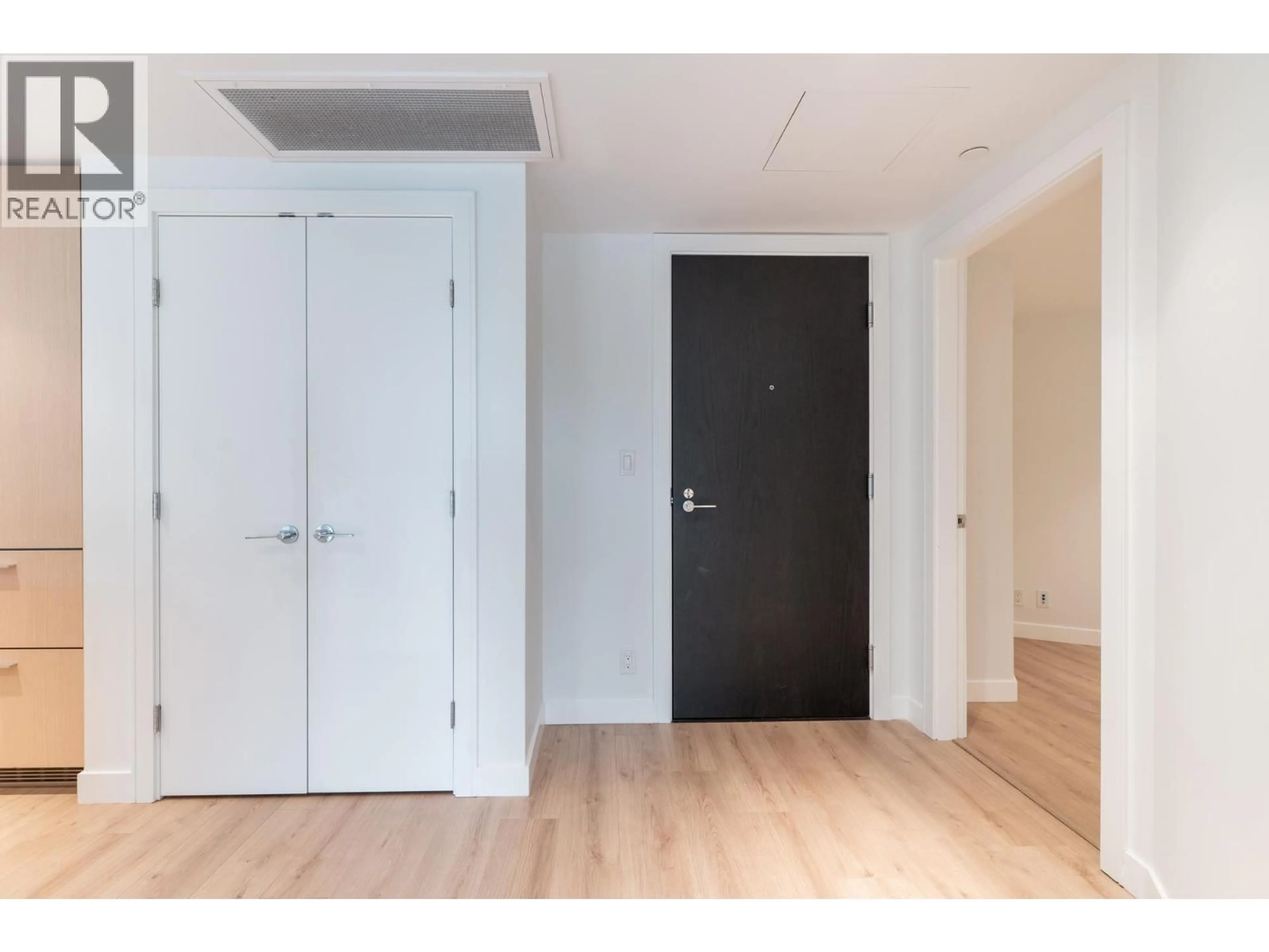 Indoor entryway for 401 - 1500 FERN STREET, North Vancouver British Columbia V7J0E6