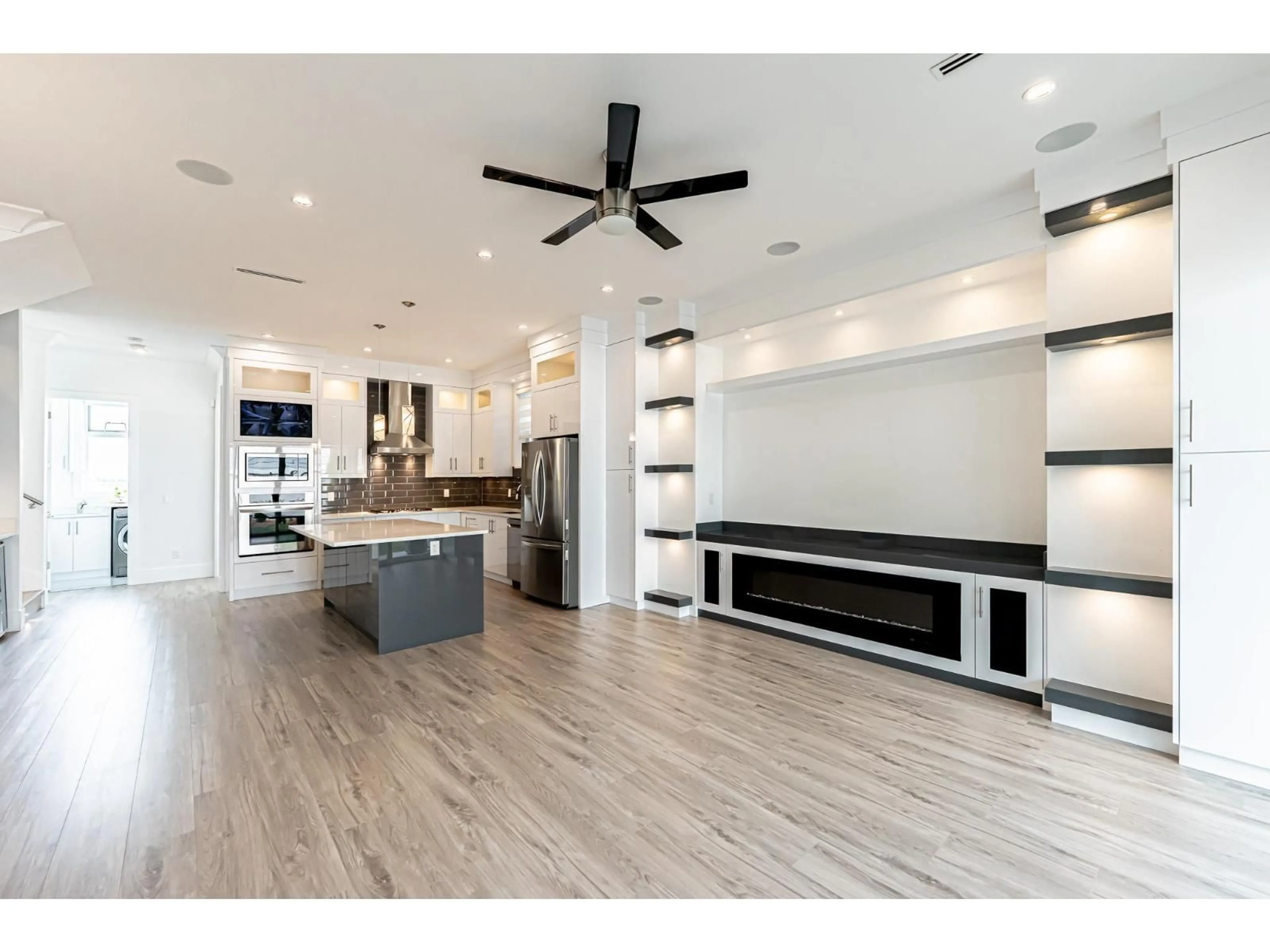 Open concept kitchen, unknown for 16737 16TH, Surrey British Columbia V3Z0T3