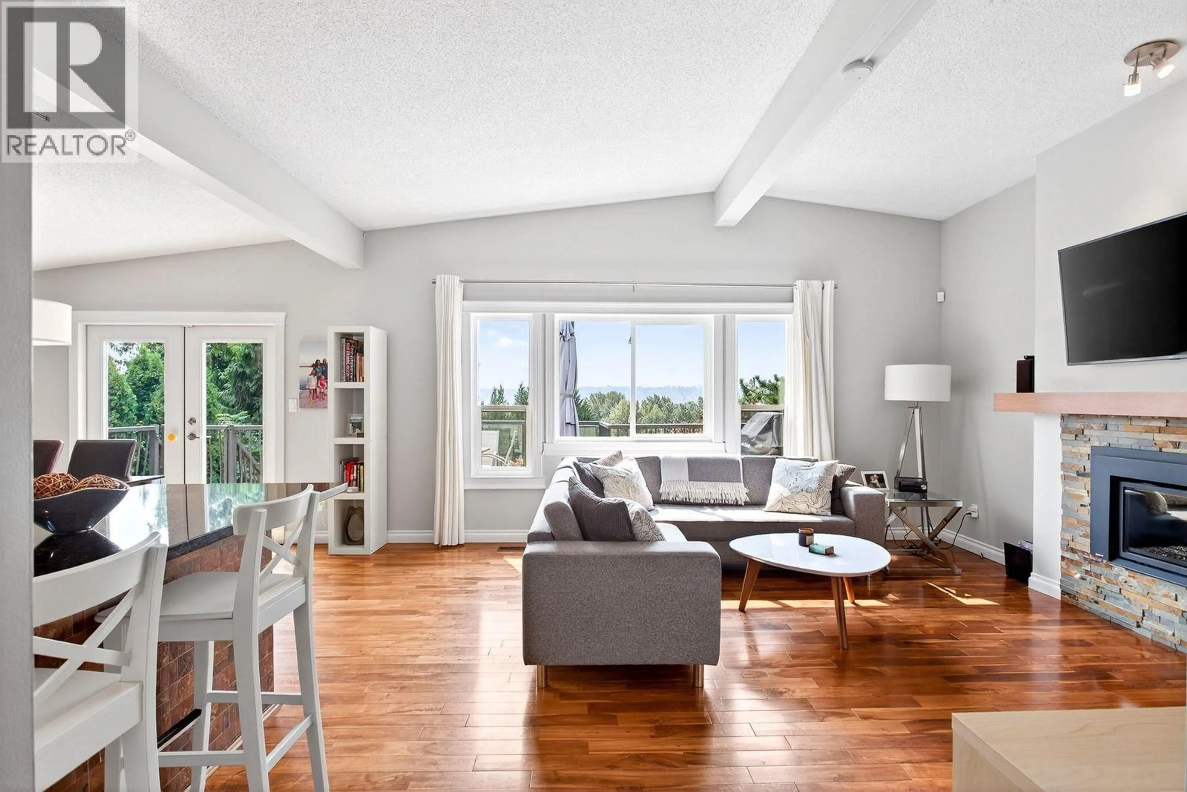 Living room with furniture, unknown for 320 DARTMOOR DRIVE, Coquitlam British Columbia V3K5R3