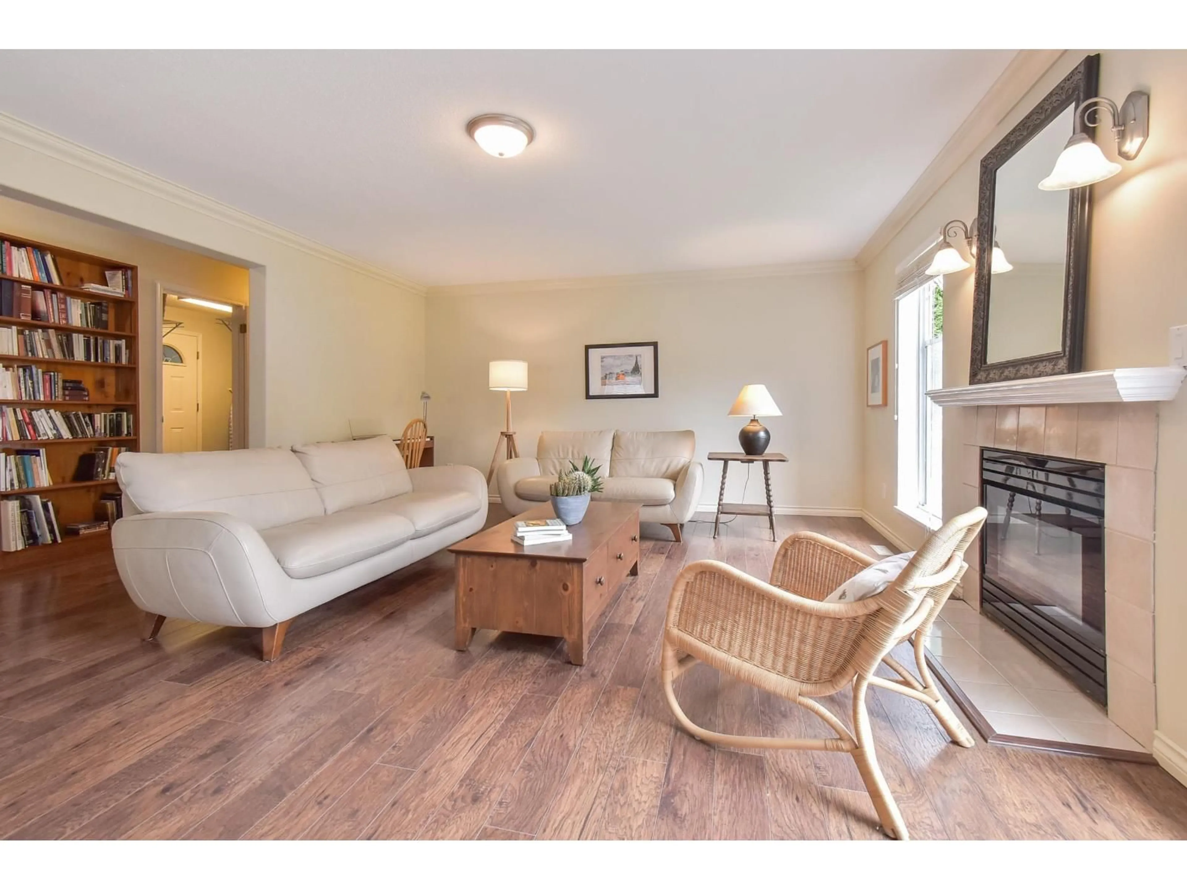 Living room with furniture, wood/laminate floor for 4618 217A, Langley British Columbia V3A2N7